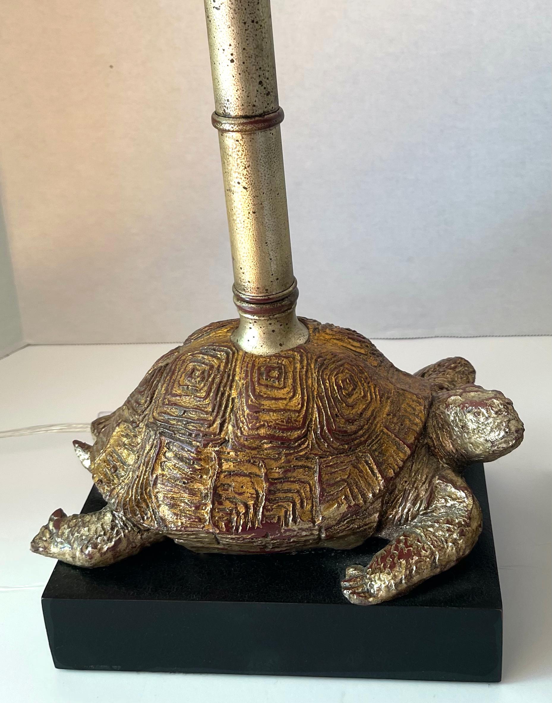 Coppia di lampade a tartaruga in finto bambù dorato con paralume In condizioni buone in vendita a Stamford, CT
