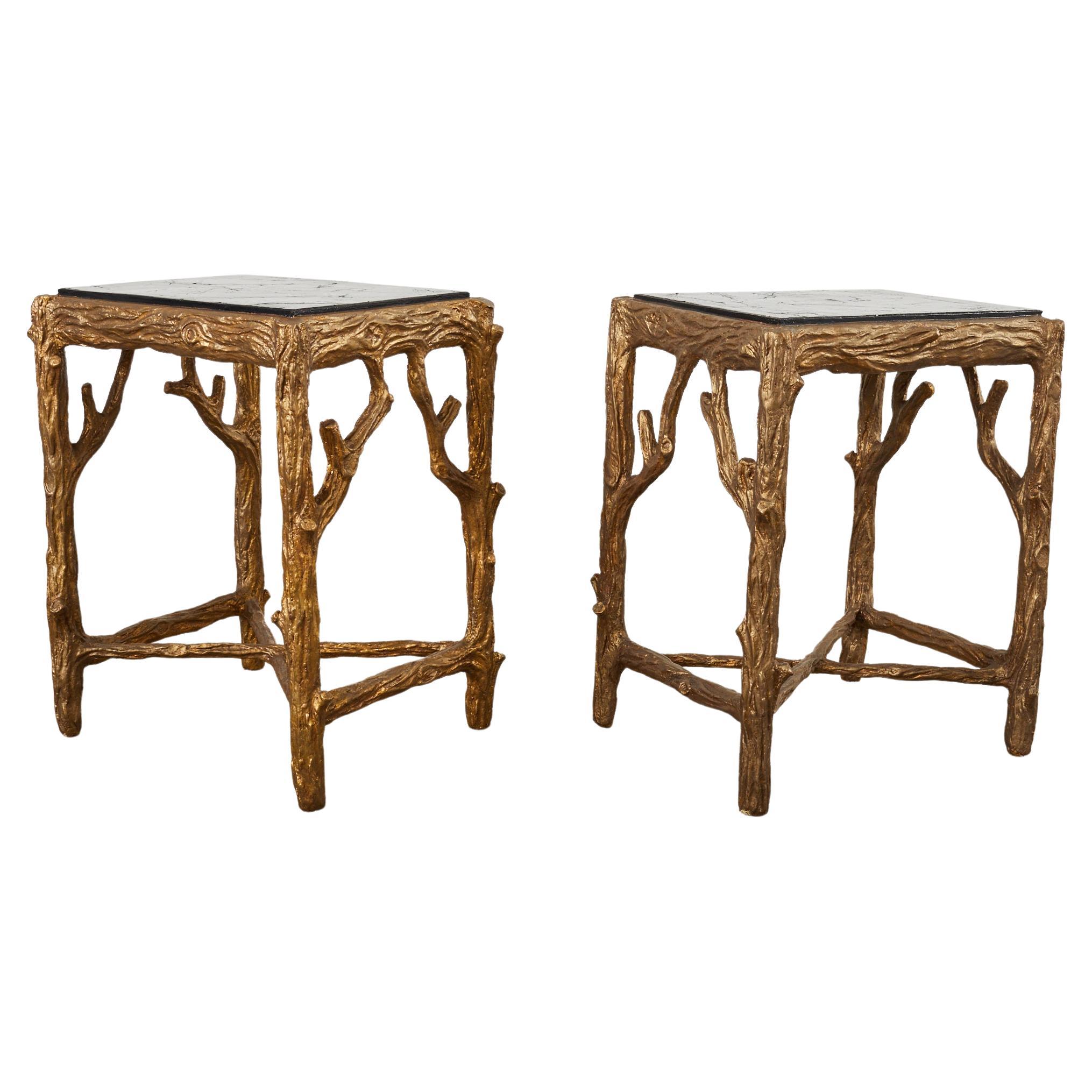 Paire de tables à boissons en faux bois doré avec plateau en faux marbre