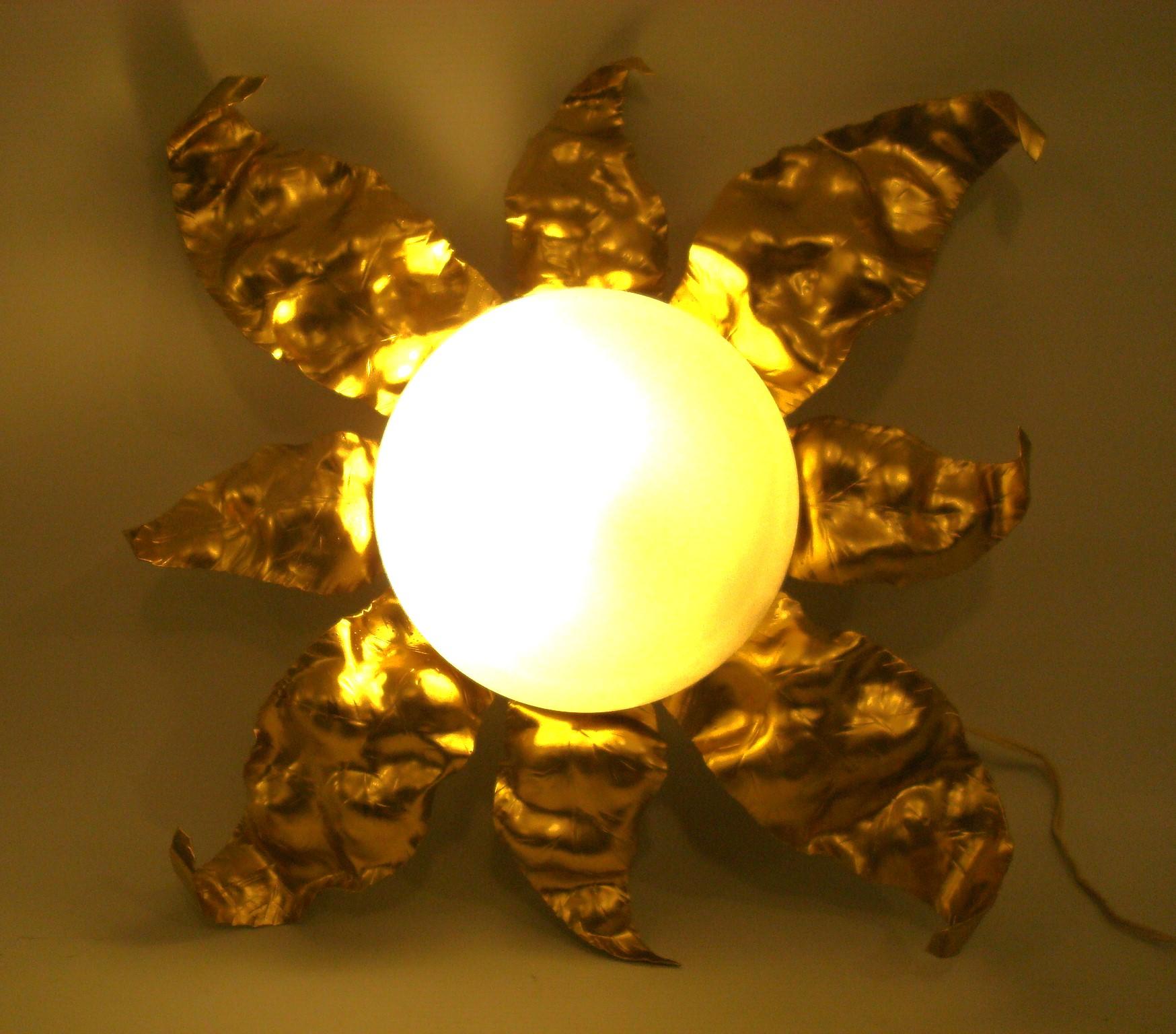 Pareja de apliques / candelabros / empotrables de hierro dorado Ferge Sunburst. Italia 1950 en venta 2