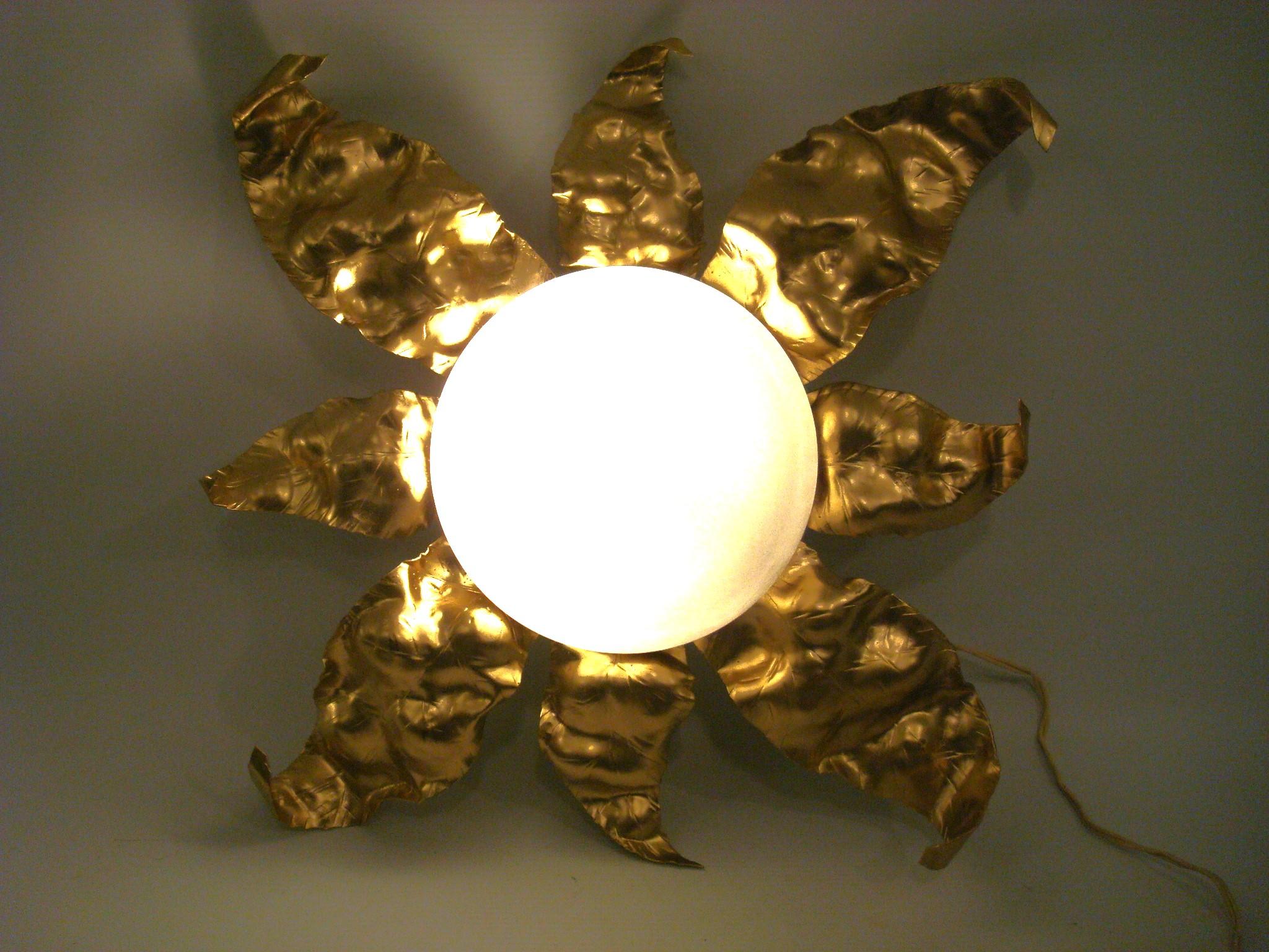 Pareja de apliques / candelabros / empotrables de hierro dorado Ferge Sunburst. Italia 1950 en venta 3