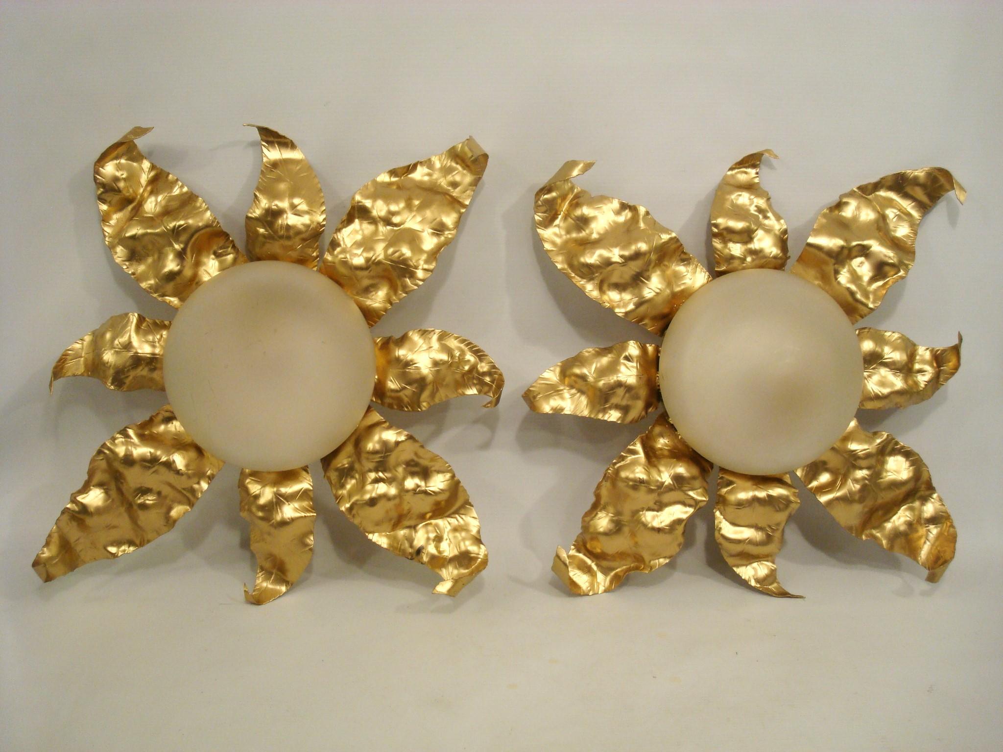 Pareja de apliques / candelabros / empotrables de hierro dorado Ferge Sunburst. Italia 1950.
Estos apliques de sol son radiantes en todos los sentidos. Los globos de vidrio esmerilado del centro parecen suaves cuerpos celestes, mientras que los