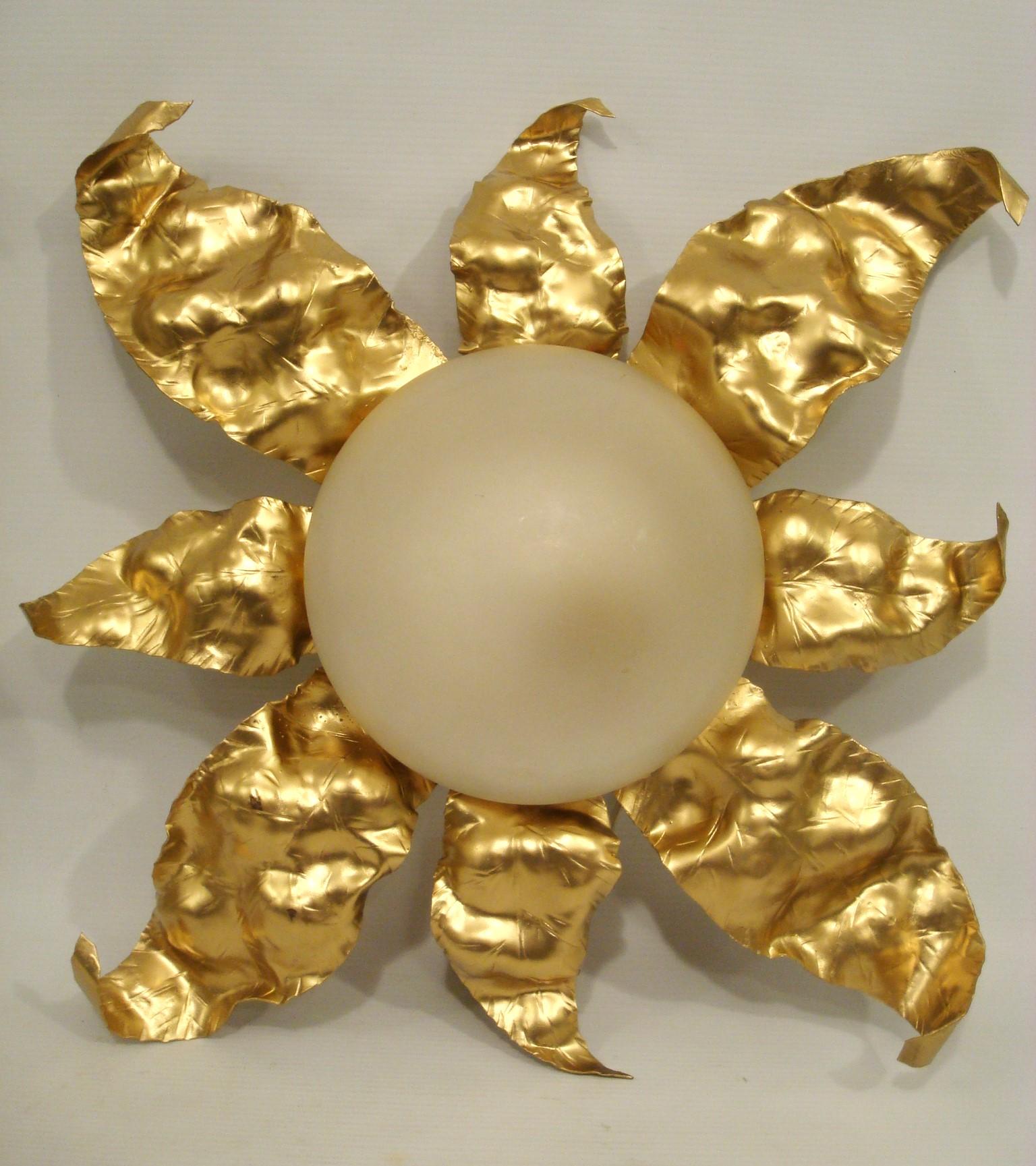 Pareja de apliques / candelabros / empotrables de hierro dorado Ferge Sunburst. Italia 1950 Moderno de mediados de siglo en venta