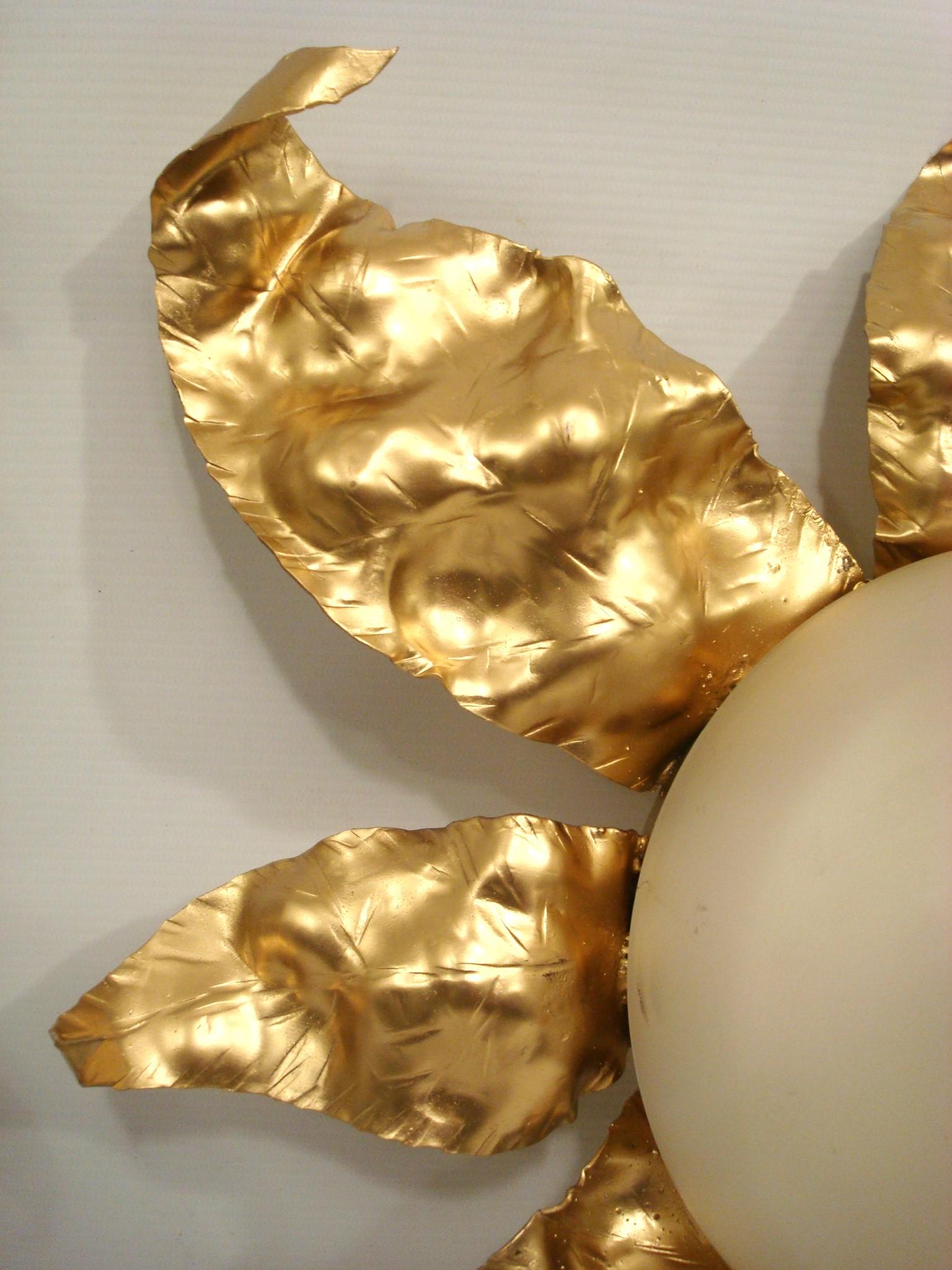 Pareja de apliques / candelabros / empotrables de hierro dorado Ferge Sunburst. Italia 1950 Hecho a mano en venta