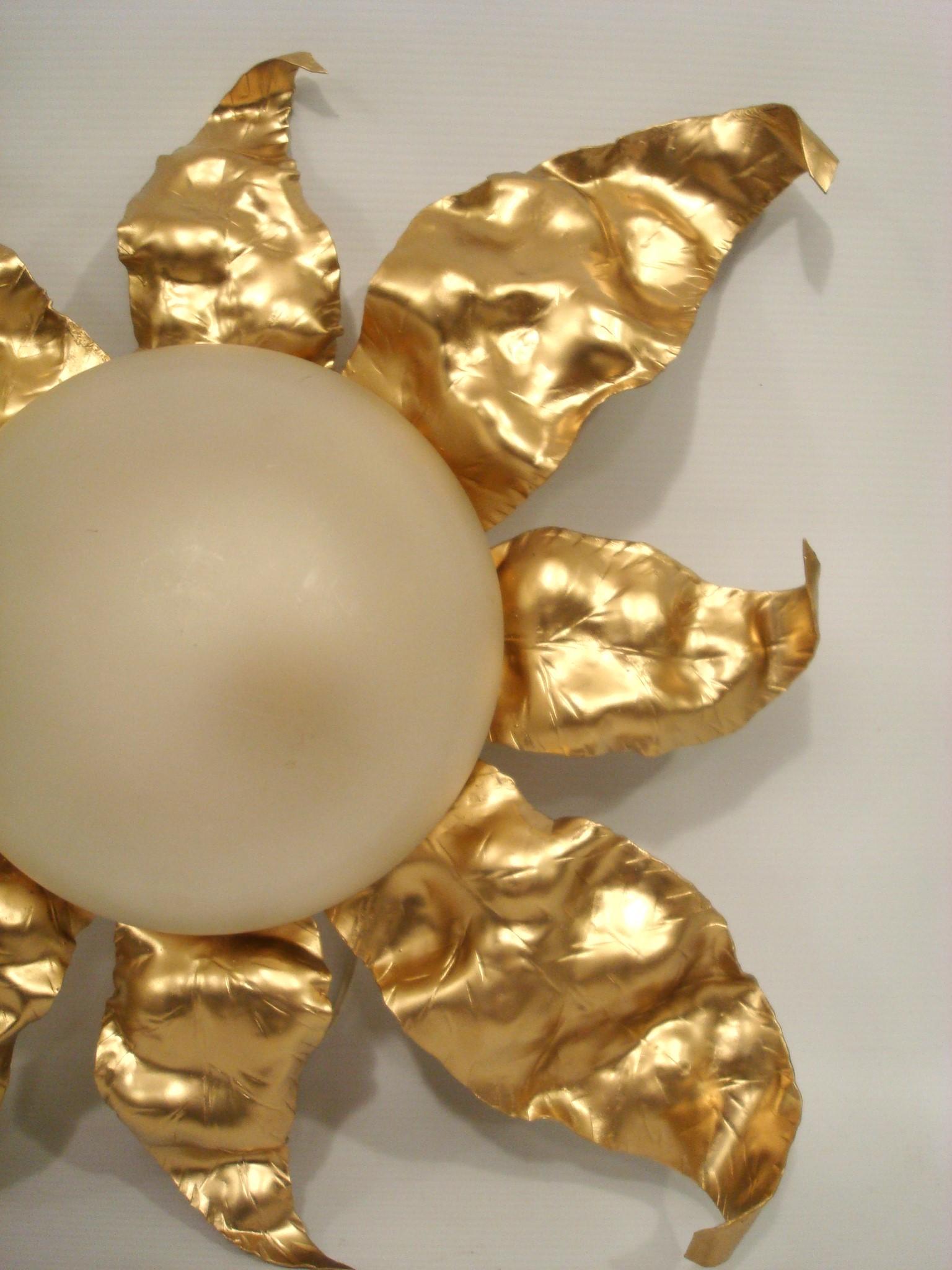 Pareja de apliques / candelabros / empotrables de hierro dorado Ferge Sunburst. Italia 1950 en Bueno estado para la venta en Buenos Aires, Olivos