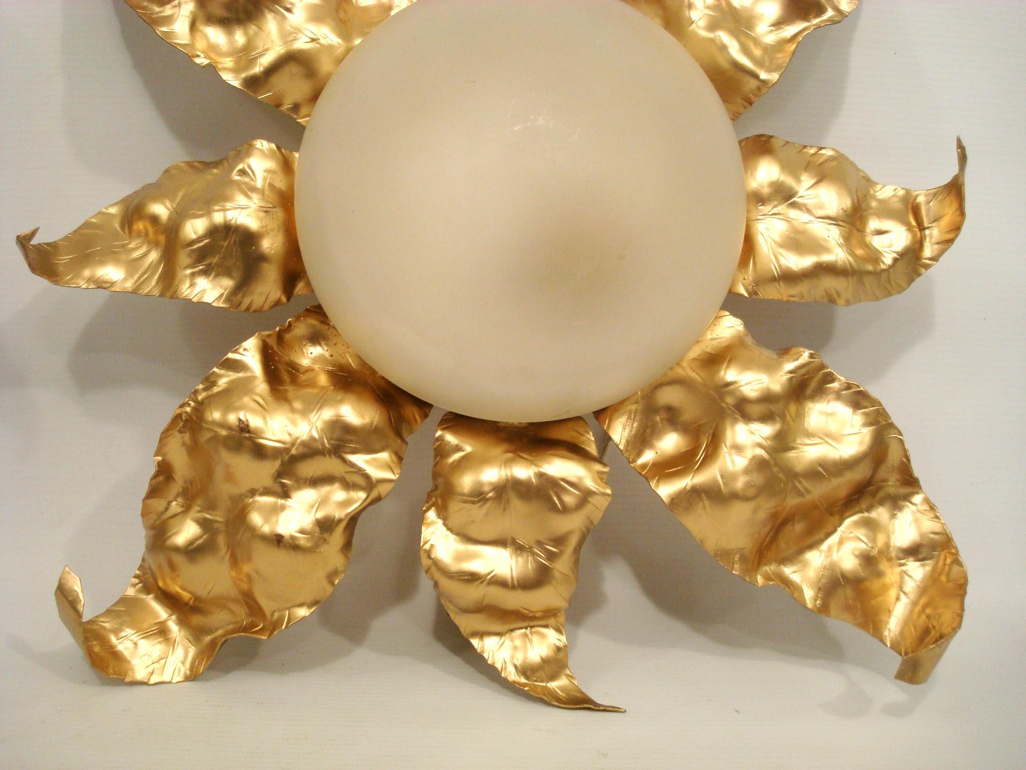 Pareja de apliques / candelabros / empotrables de hierro dorado Ferge Sunburst. Italia 1950 siglo XX en venta