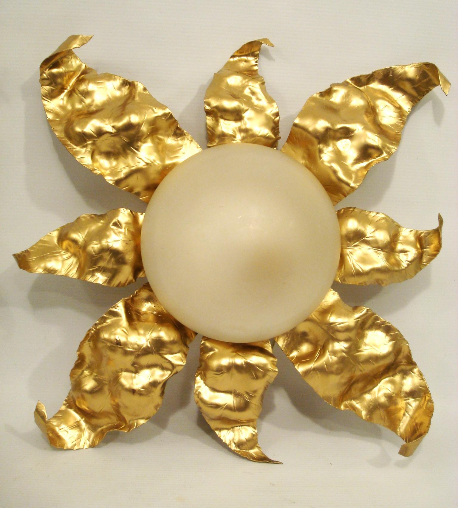 Pareja de apliques / candelabros / empotrables de hierro dorado Ferge Sunburst. Italia 1950 Vidrio en venta