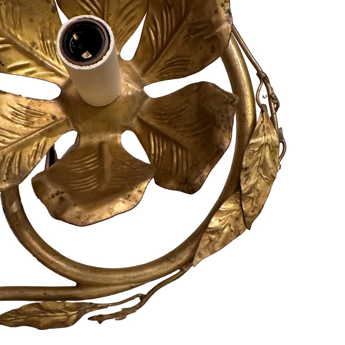 Coppia di appliques italiane in metallo dorato degli anni '50 circa.

Misure:
Altezza: 19