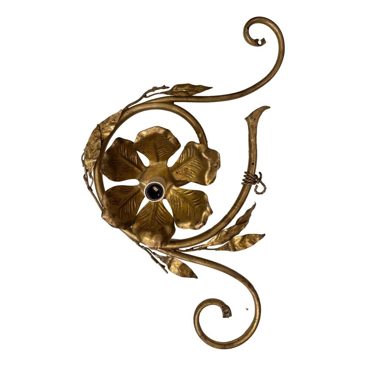 Metà XX secolo Coppia di applique floreali dorate in vendita