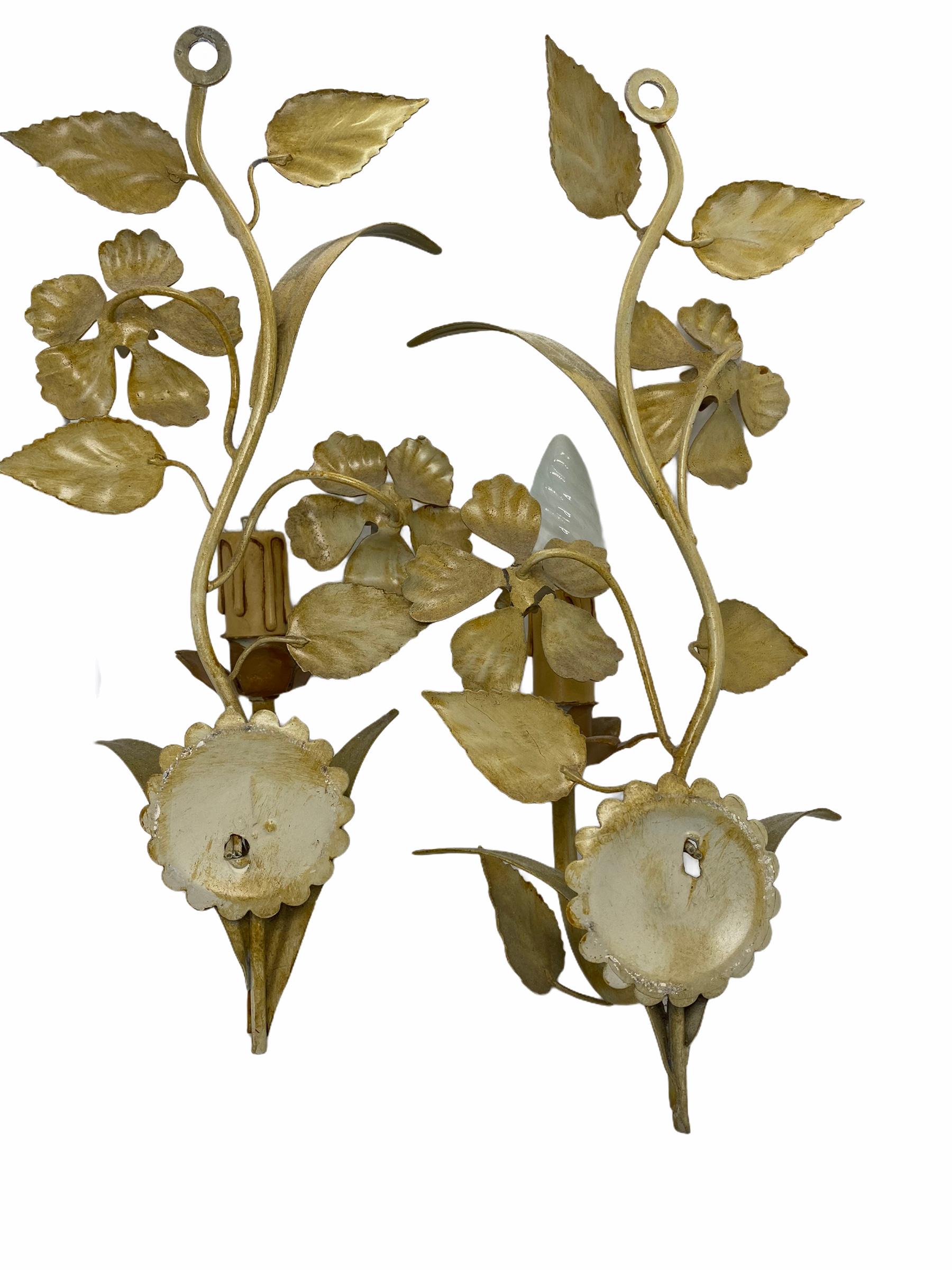 Pair of Gilt Flower and Leaf Tole Sconces Polychrome Metal, 1960s, Italy In Good Condition In Nuernberg, DE