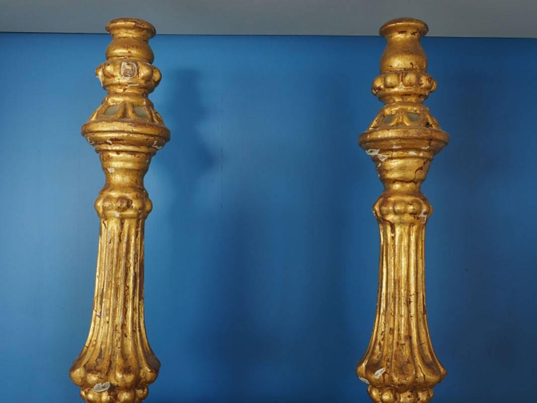 Gilt gesso candleholders having fluted and carved form with inlay mirrored inclusions.
Overall flaking and chipping of the gilt gesso finish however presenting very well.