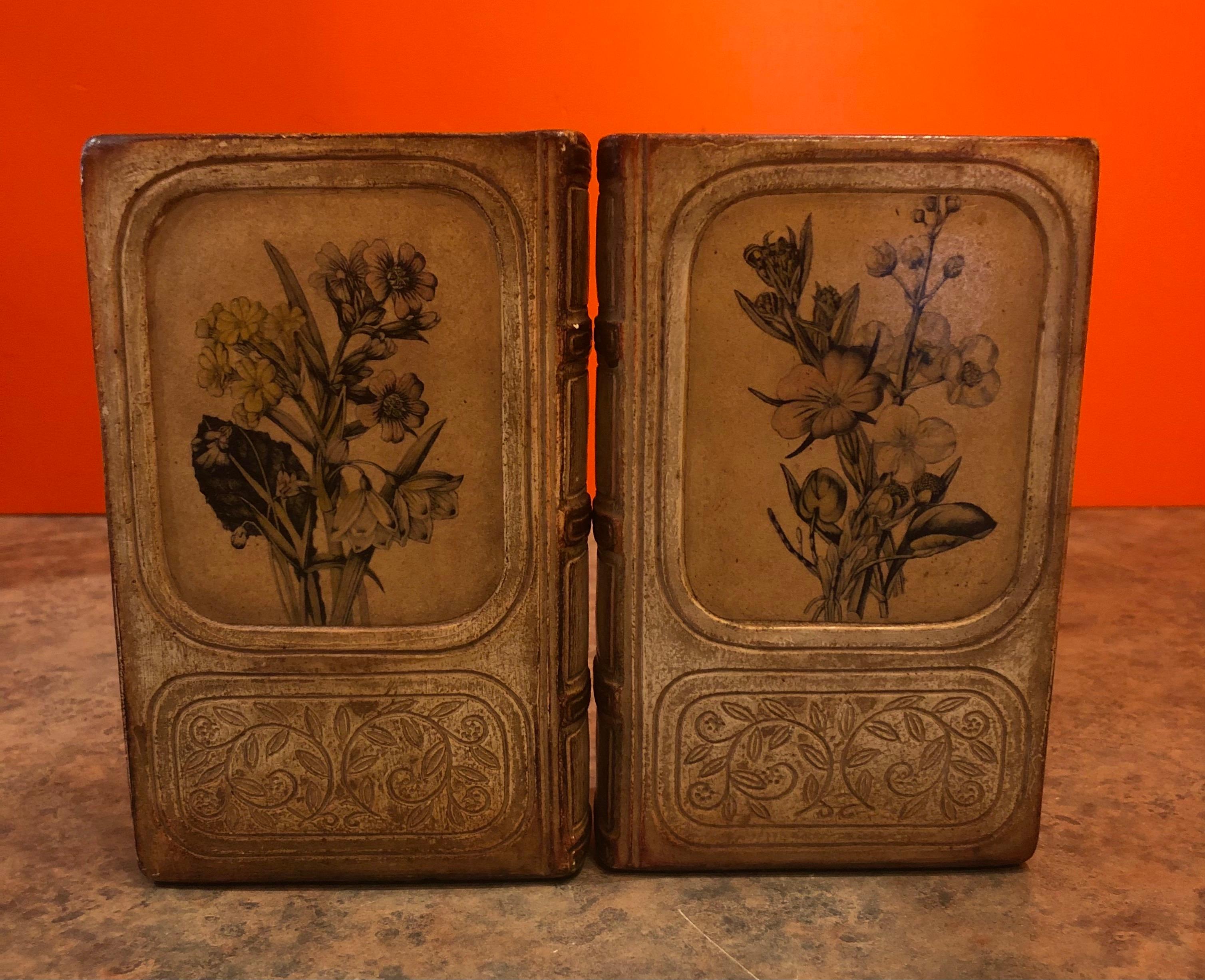 italien Paire de serre-livres de style Hollywood Regency dorés par Borghese en vente