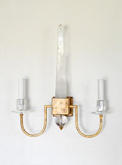 Par de apliques de pared de hierro dorado y cristal de roca, atribuidos a Maison Baguès
