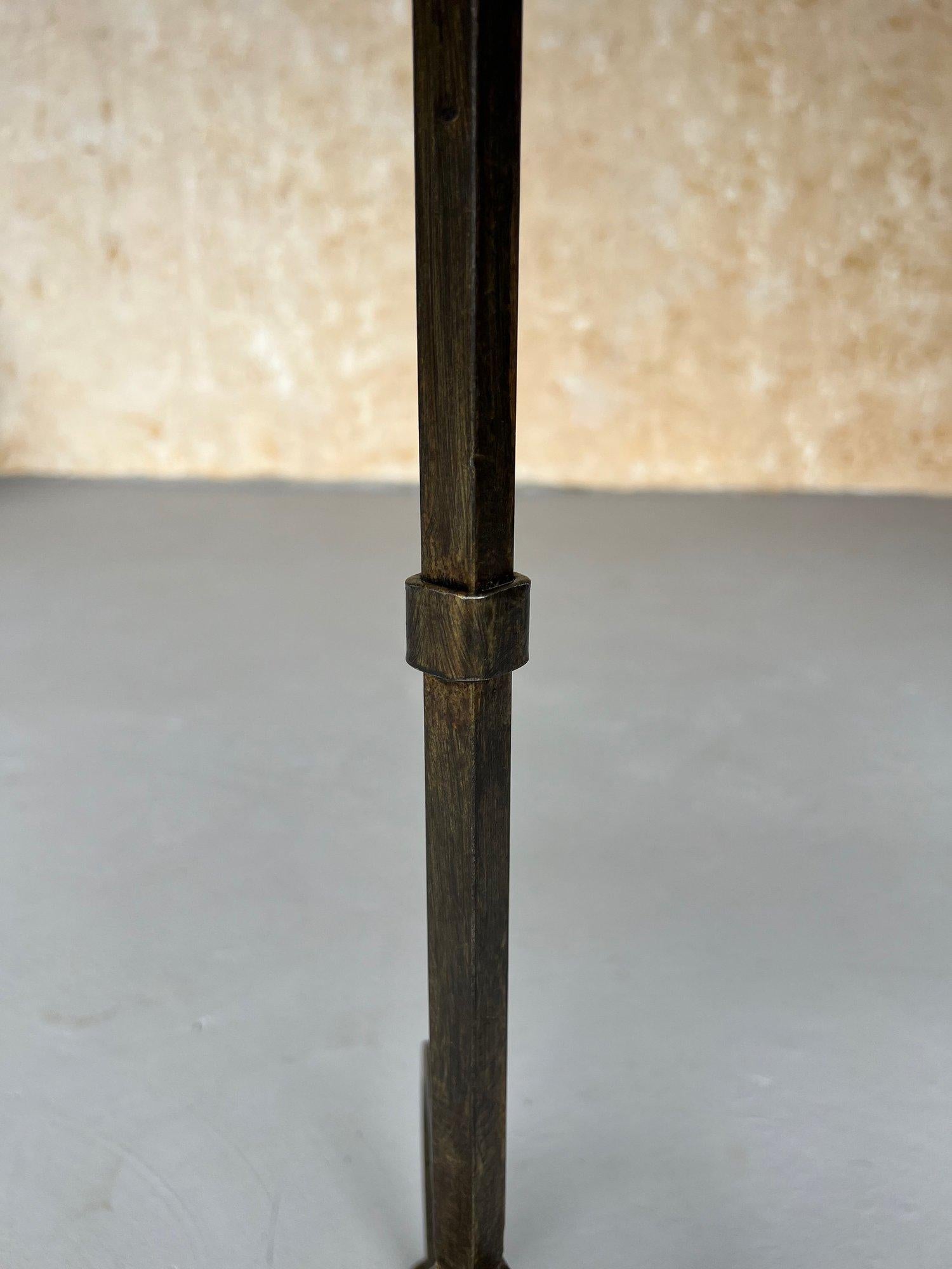 Paire de tables à boire en fer doré sur bases tripodes arquées en vente 2