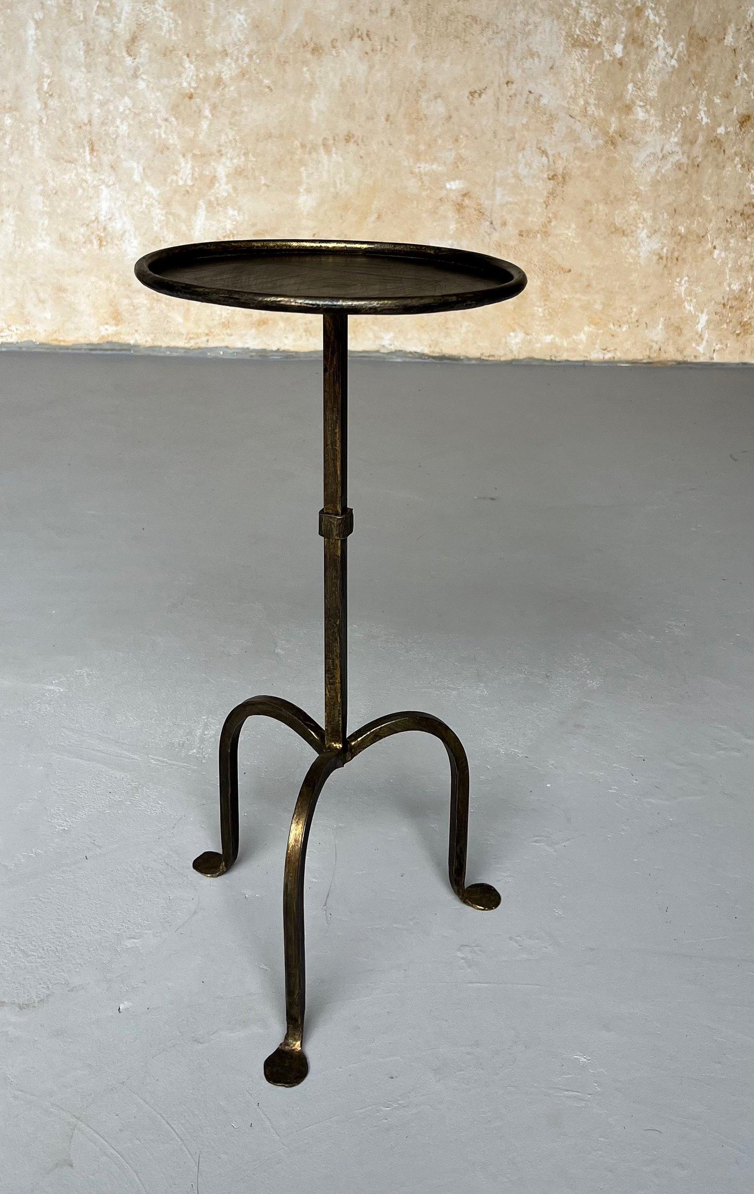 Paire de tables à boire en fer doré sur bases tripodes arquées en vente 3