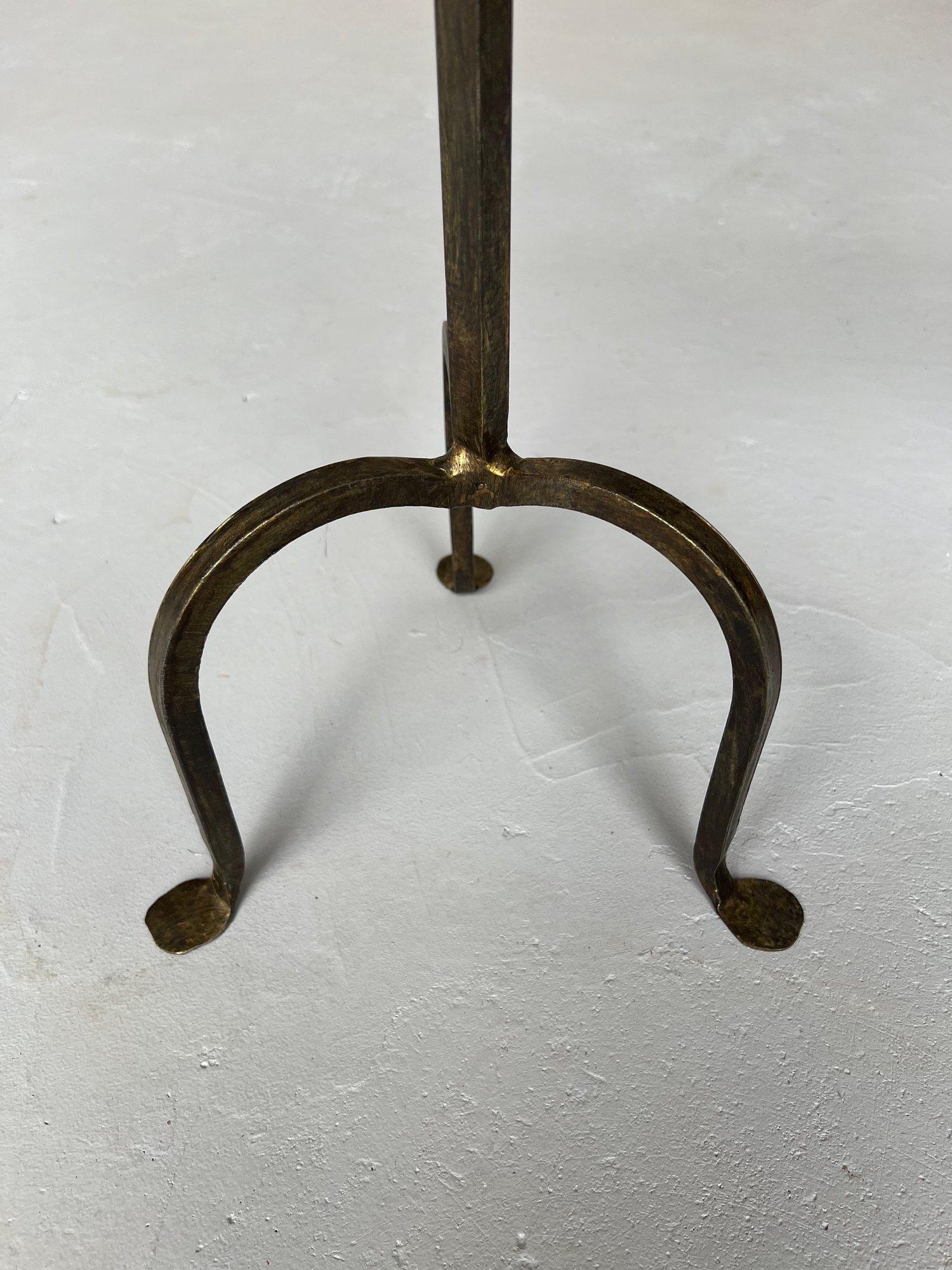Paire de tables à boire en fer doré sur bases tripodes arquées en vente 4