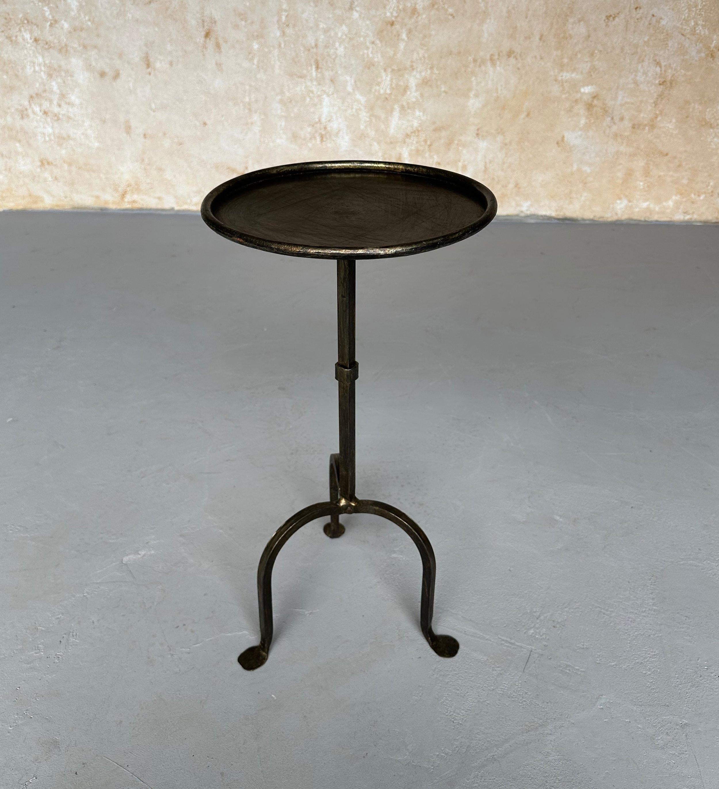 Paire de tables à boire en fer doré sur bases tripodes arquées en vente 5