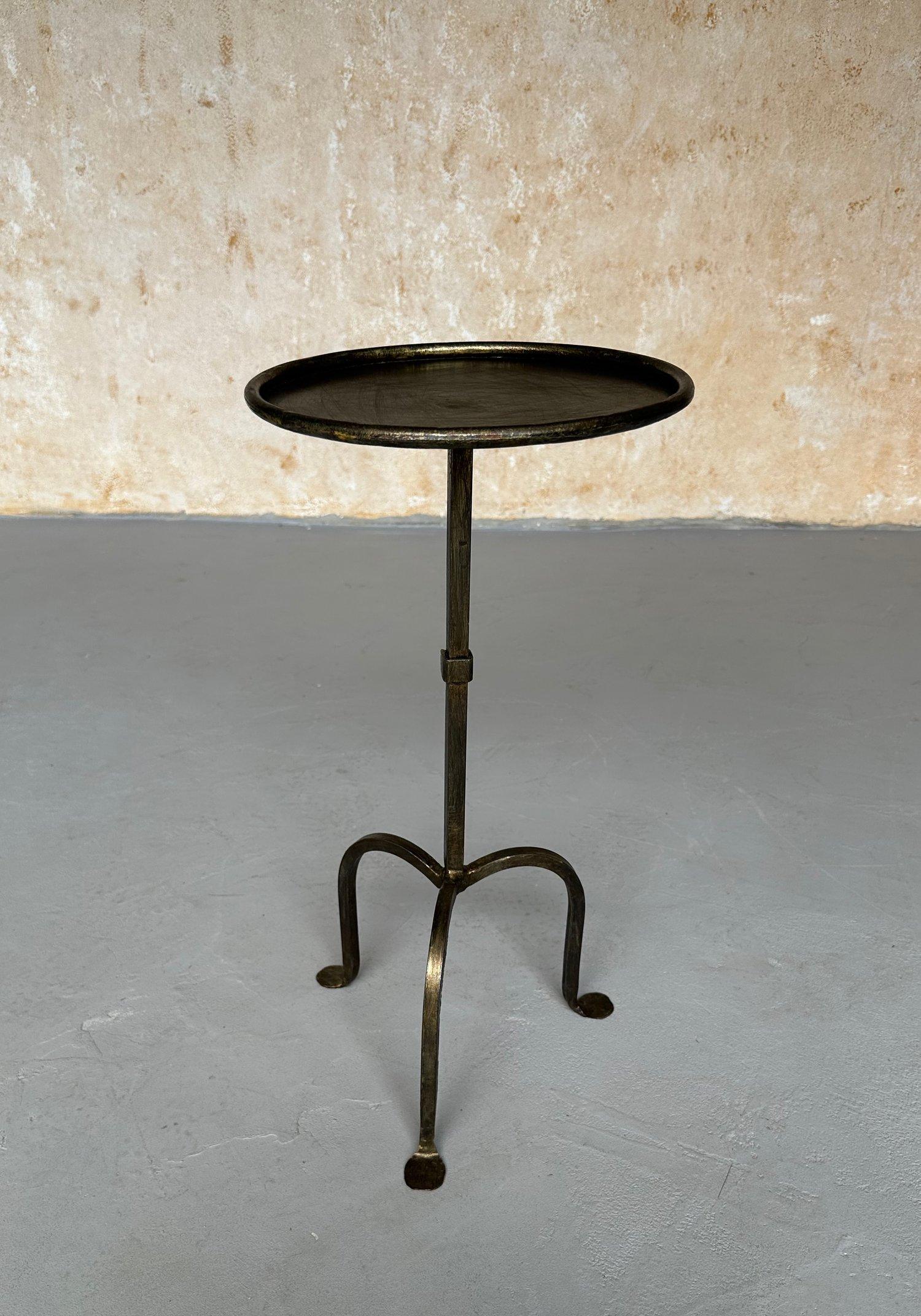 Paire de tables à boire en fer doré sur bases tripodes arquées en vente 6
