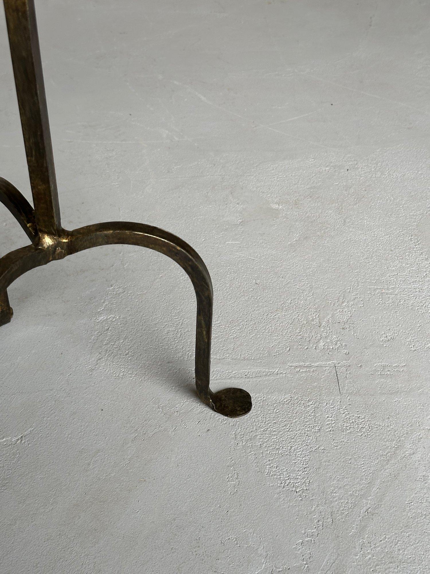 Paire de tables à boire en fer doré sur bases tripodes arquées en vente 7