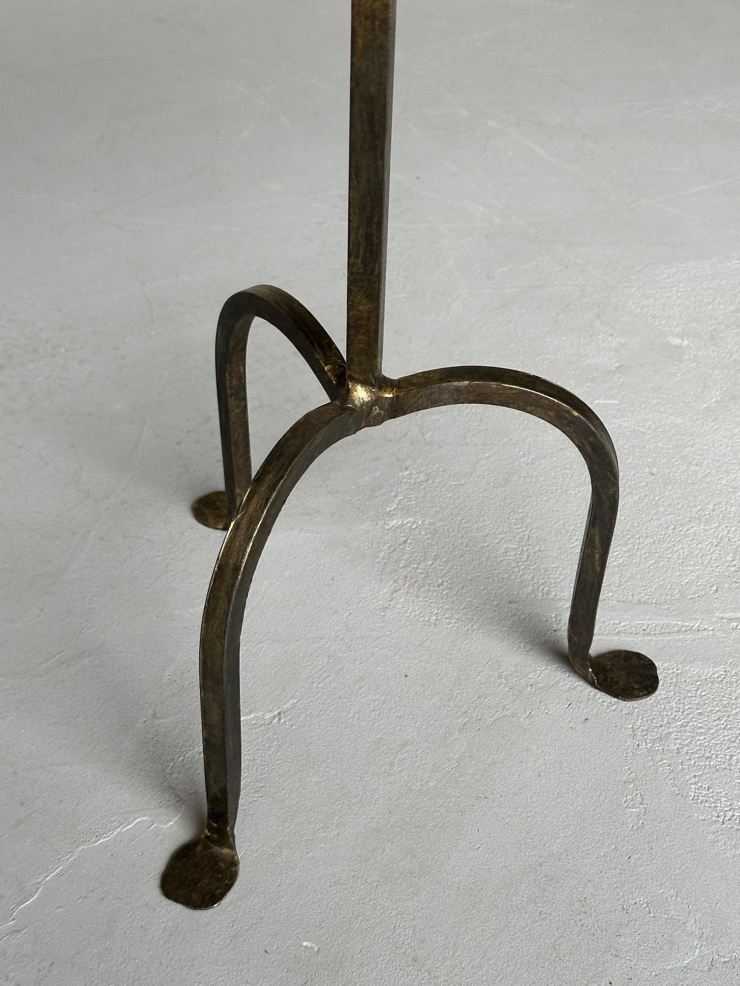 Paire de tables à boire en fer doré sur bases tripodes arquées en vente 8