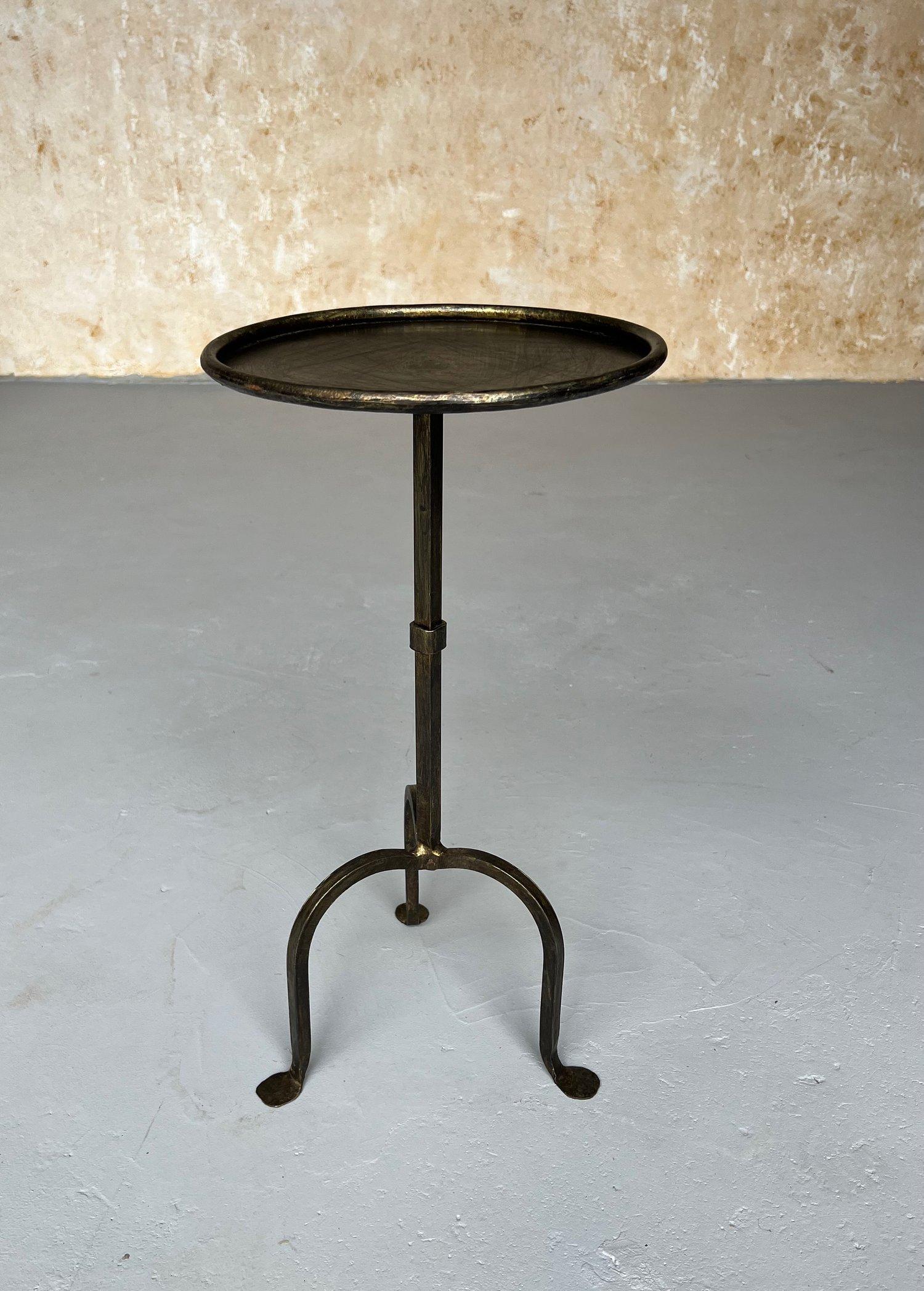 Paire de tables à boire en fer doré sur bases tripodes arquées en vente 9