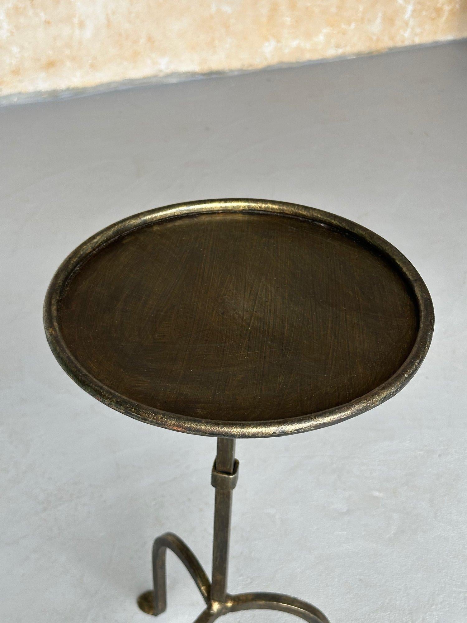 Paire de tables à boire en fer doré sur bases tripodes arquées en vente 10