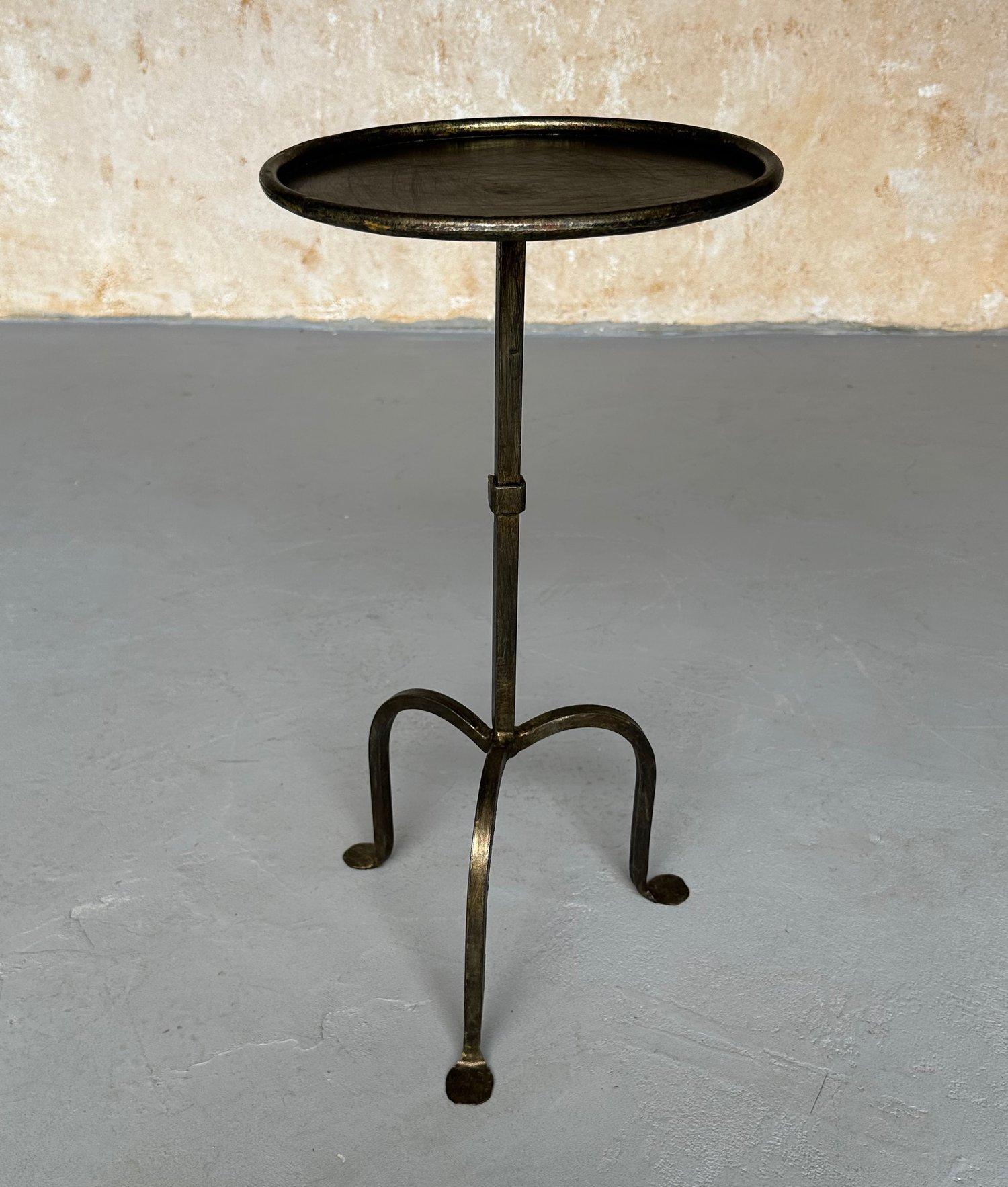 Espagnol Paire de tables à boire en fer doré sur bases tripodes arquées en vente