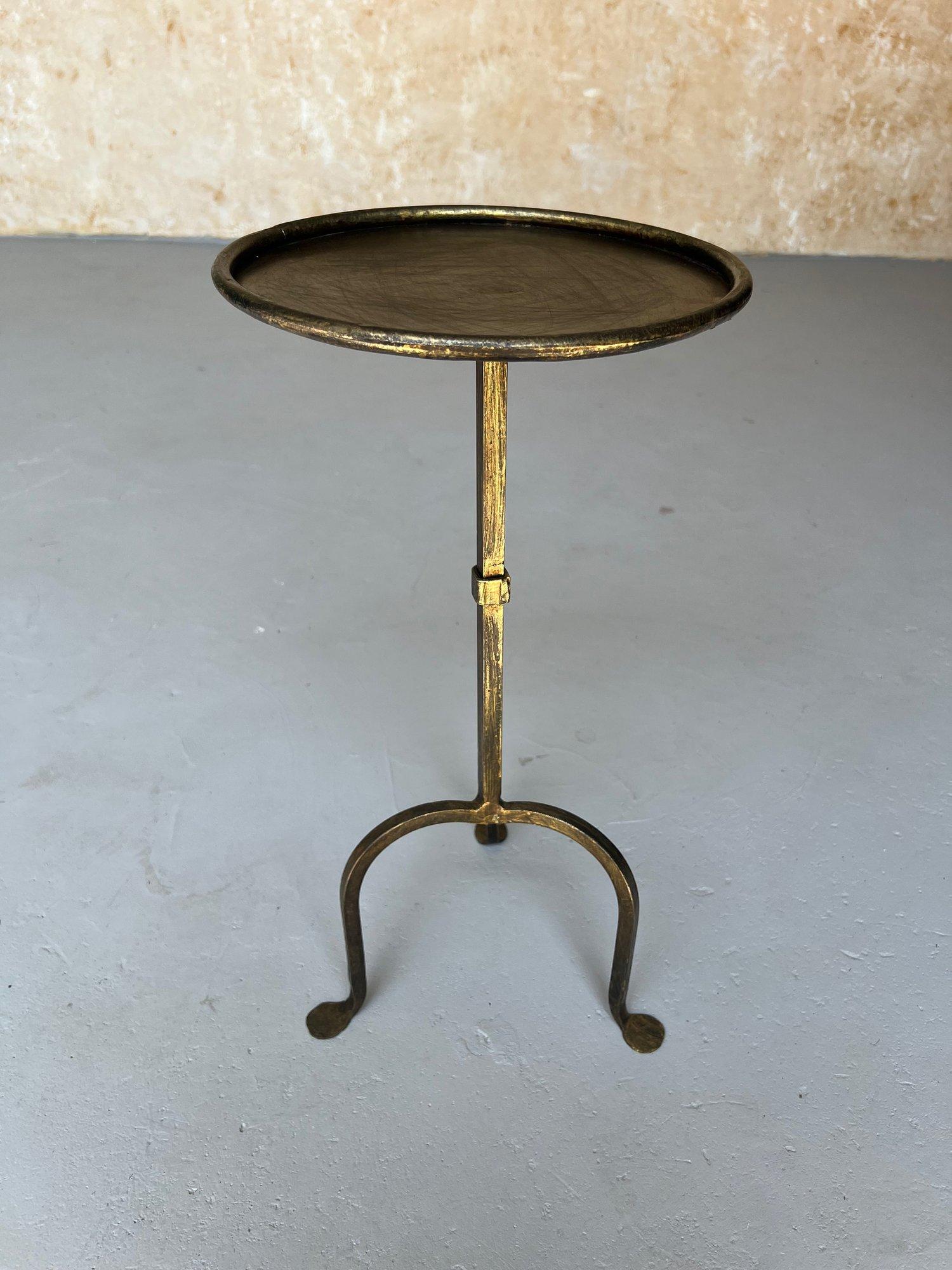 Doré Paire de tables à boire en fer doré sur bases tripodes arquées en vente