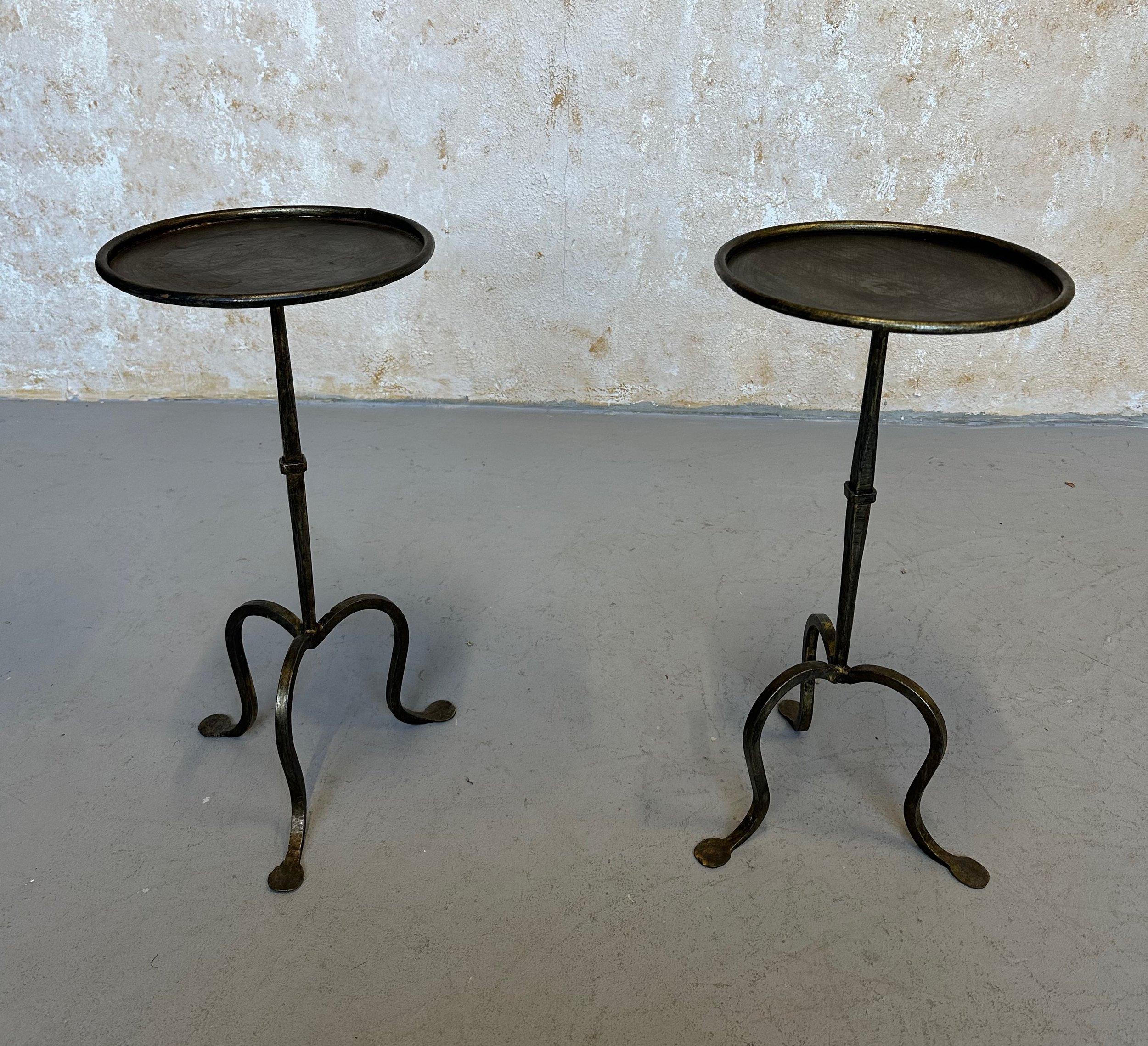Paire de tables à boire en fer doré sur bases tripodes arquées Bon état - En vente à Buchanan, NY