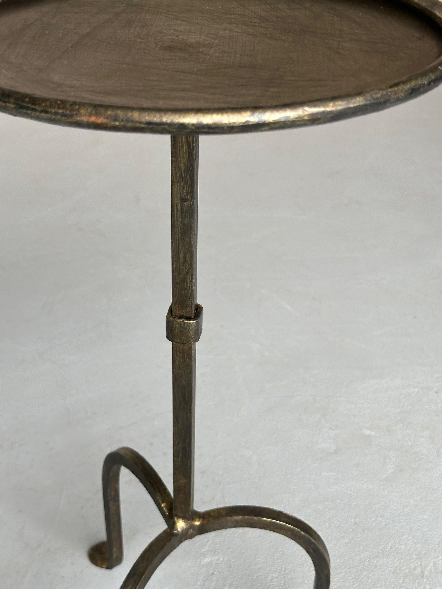 XXIe siècle et contemporain Paire de tables à boire en fer doré sur bases tripodes arquées en vente