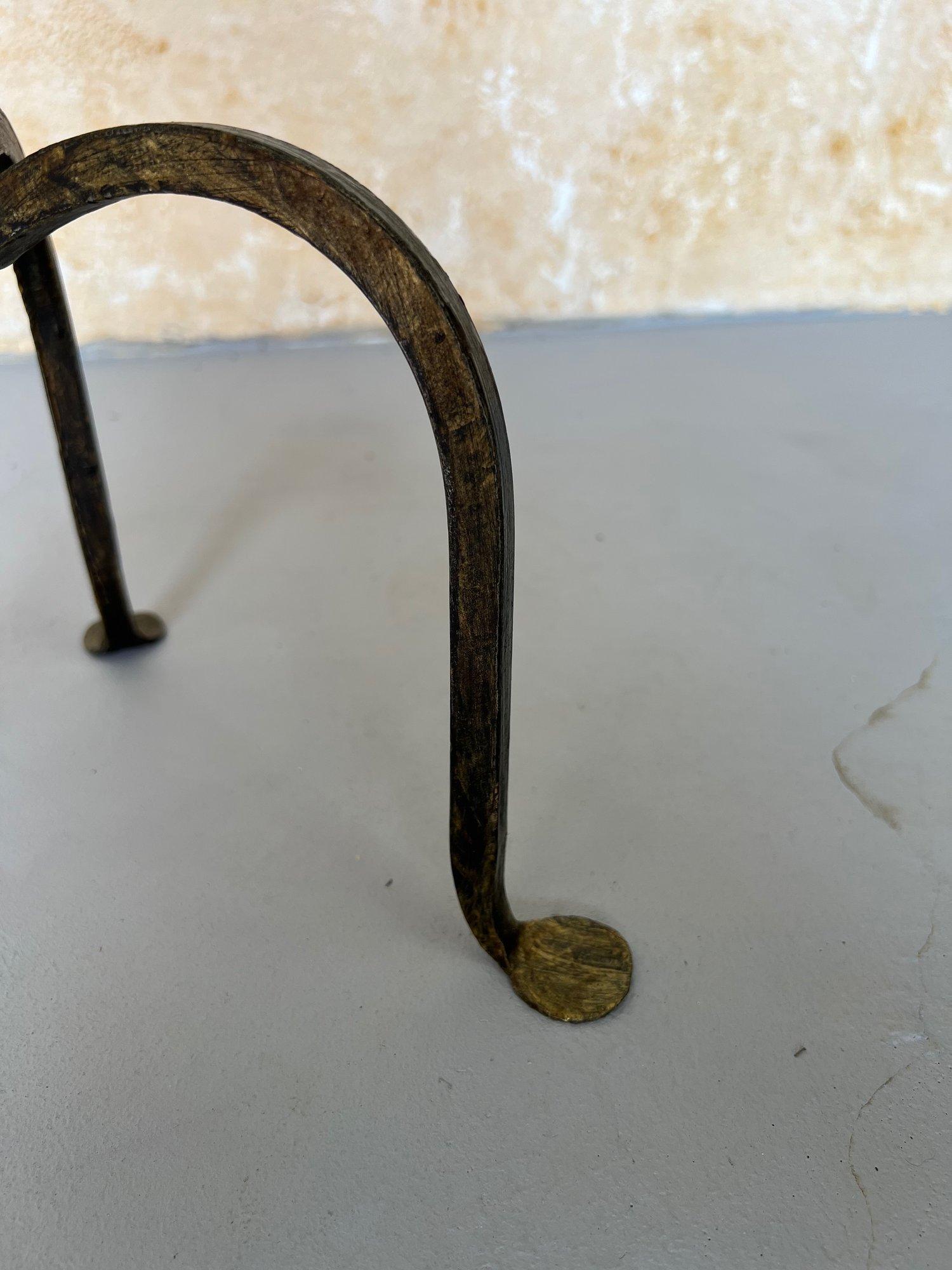 Fer Paire de tables à boire en fer doré sur bases tripodes arquées en vente