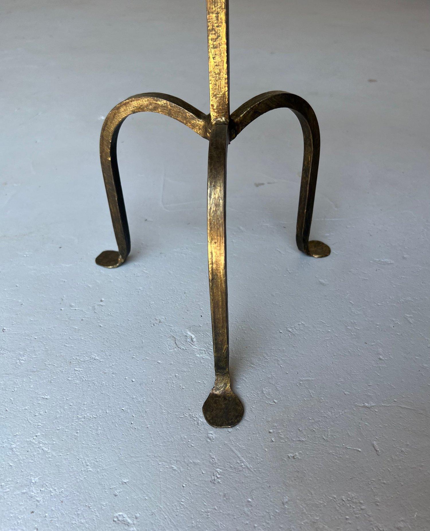 Paire de tables à boire en fer doré sur bases tripodes arquées en vente 1