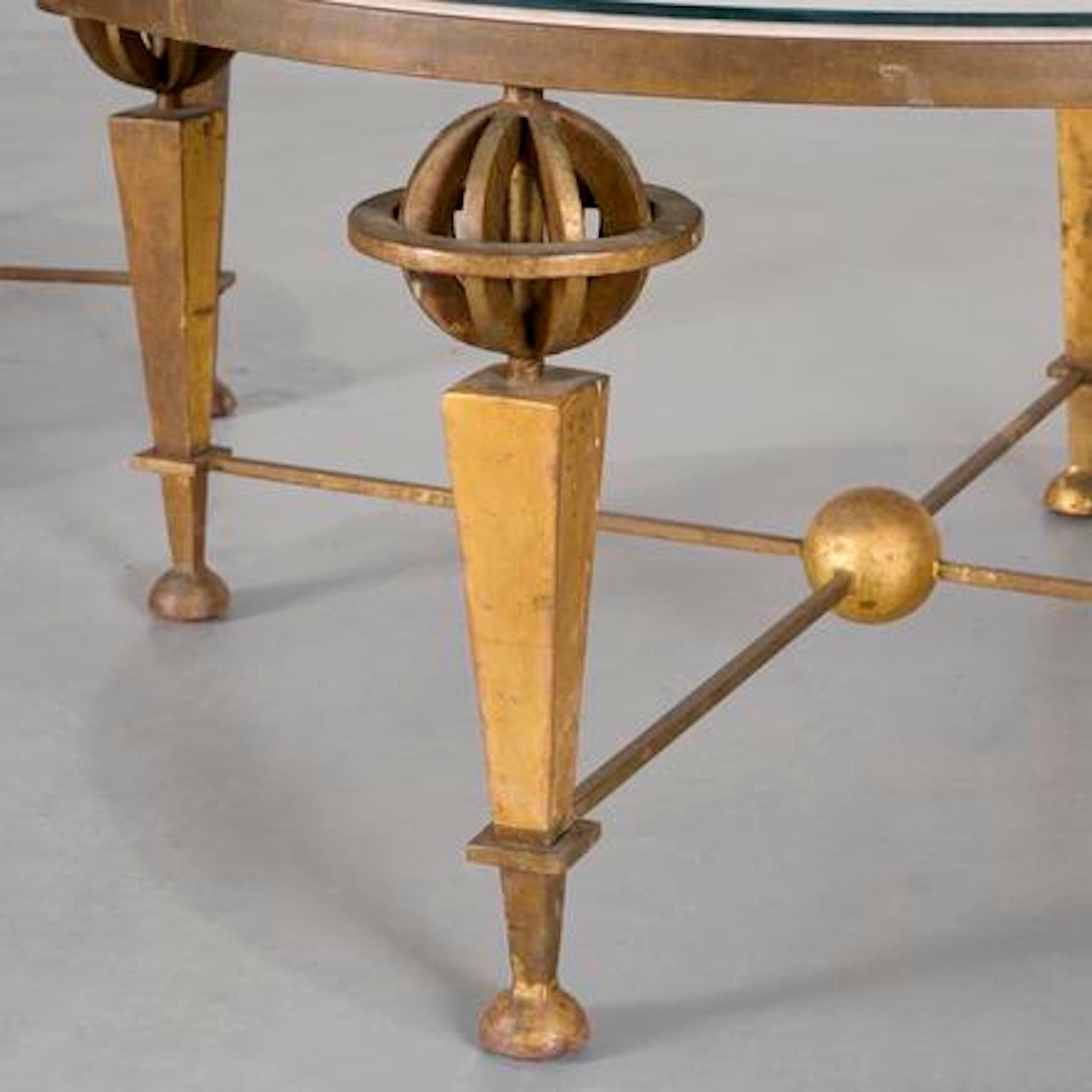 Ein Paar niedrige Tische aus vergoldetem Eisen, Gilbert Poillerat zugeschrieben (Französisch) im Angebot