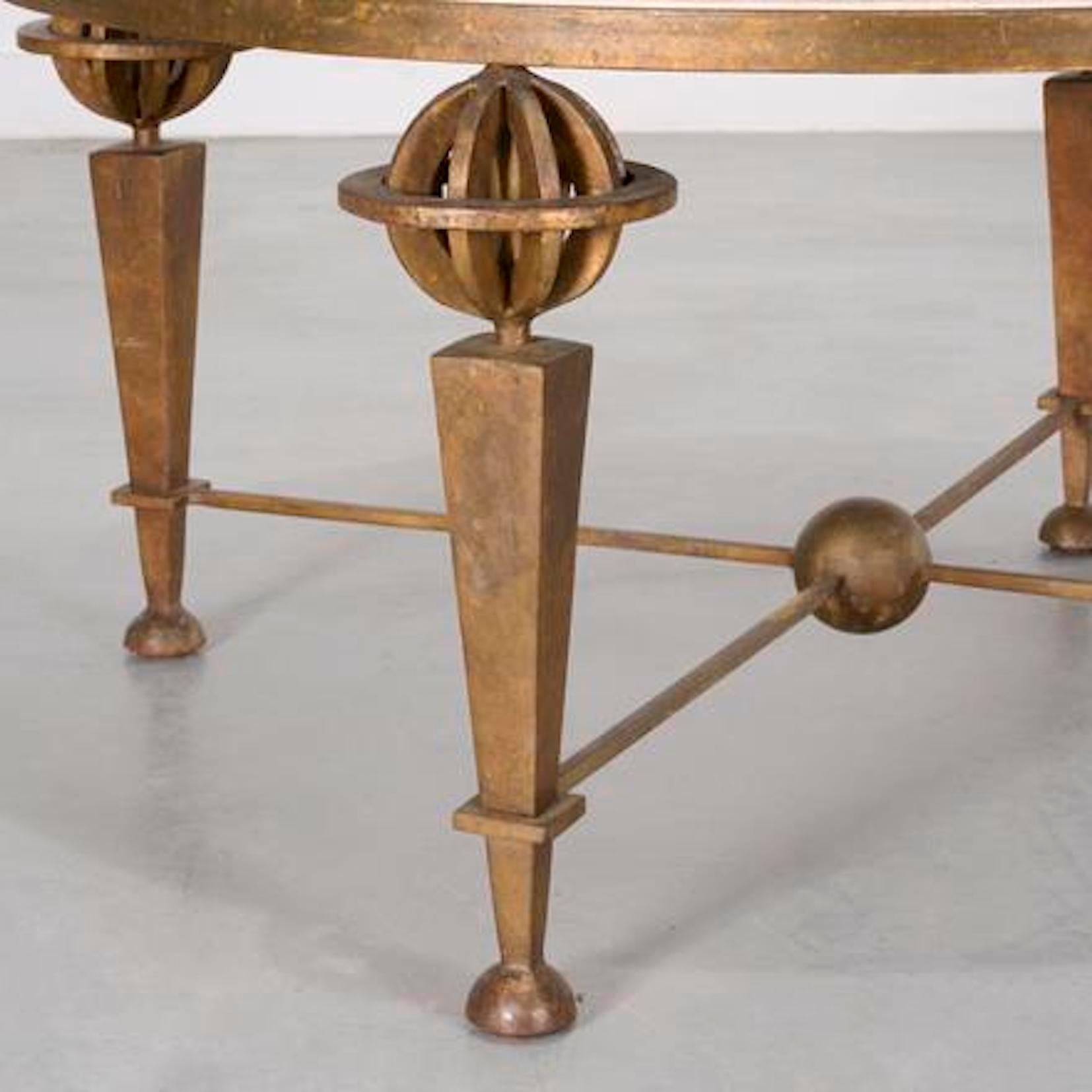 Ein Paar niedrige Tische aus vergoldetem Eisen, Gilbert Poillerat zugeschrieben (Mitte des 20. Jahrhunderts) im Angebot