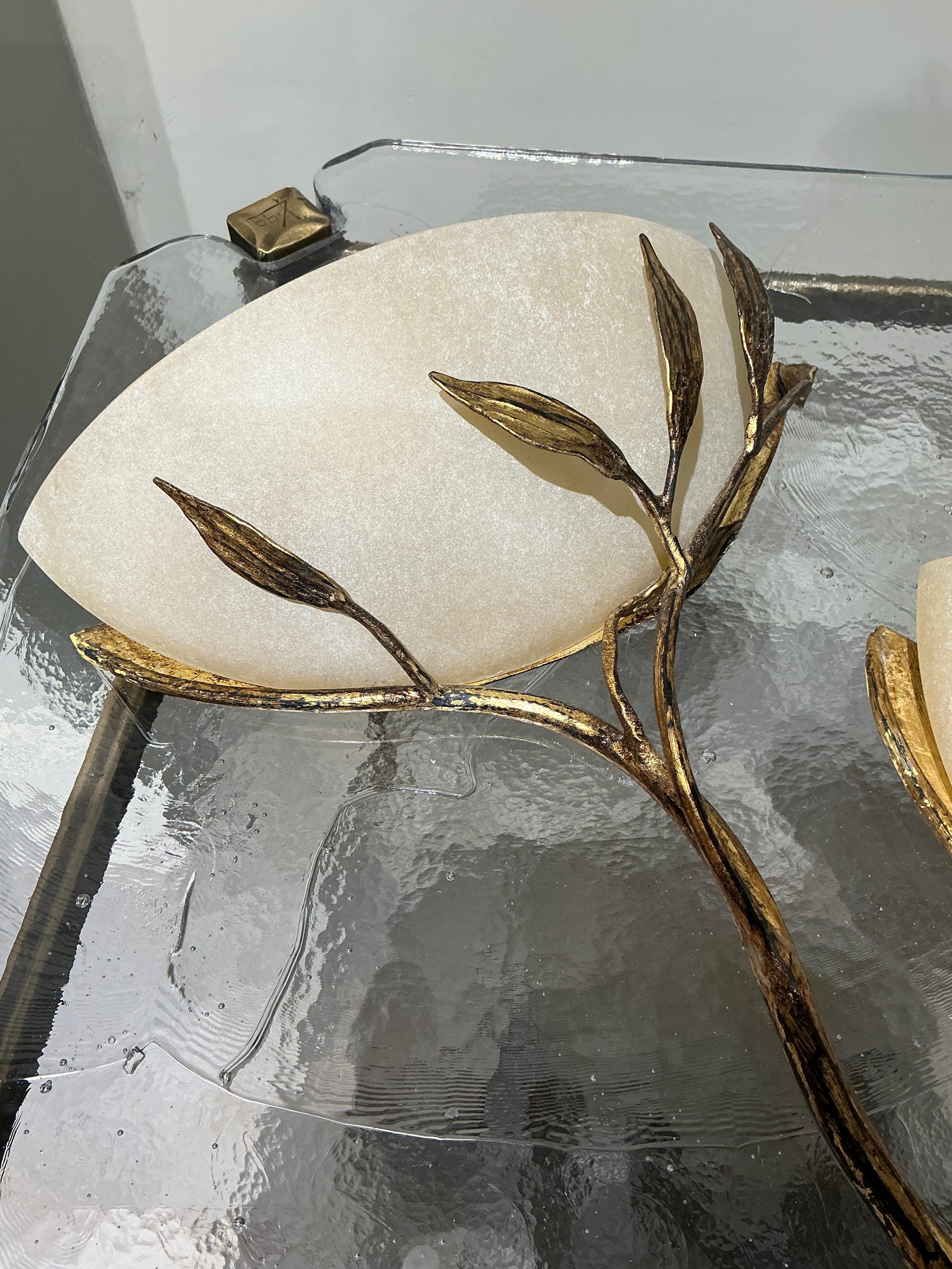 Elegante coppia di appliques in ferro dorato con paralume in vetro Banci Firenze Italia 1970
Una sola luce - ottime condizioni 


