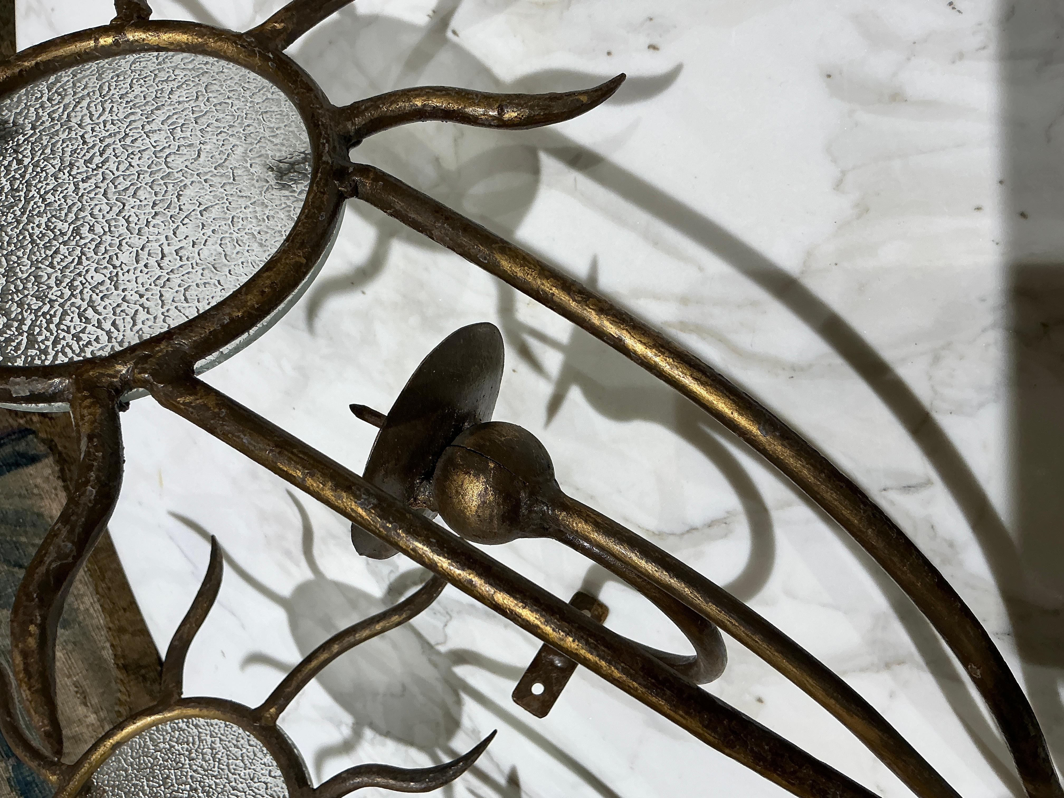 Mid-Century Modern Paire d'appliques en fer doré, style Dubreuil, circa 1970 en vente