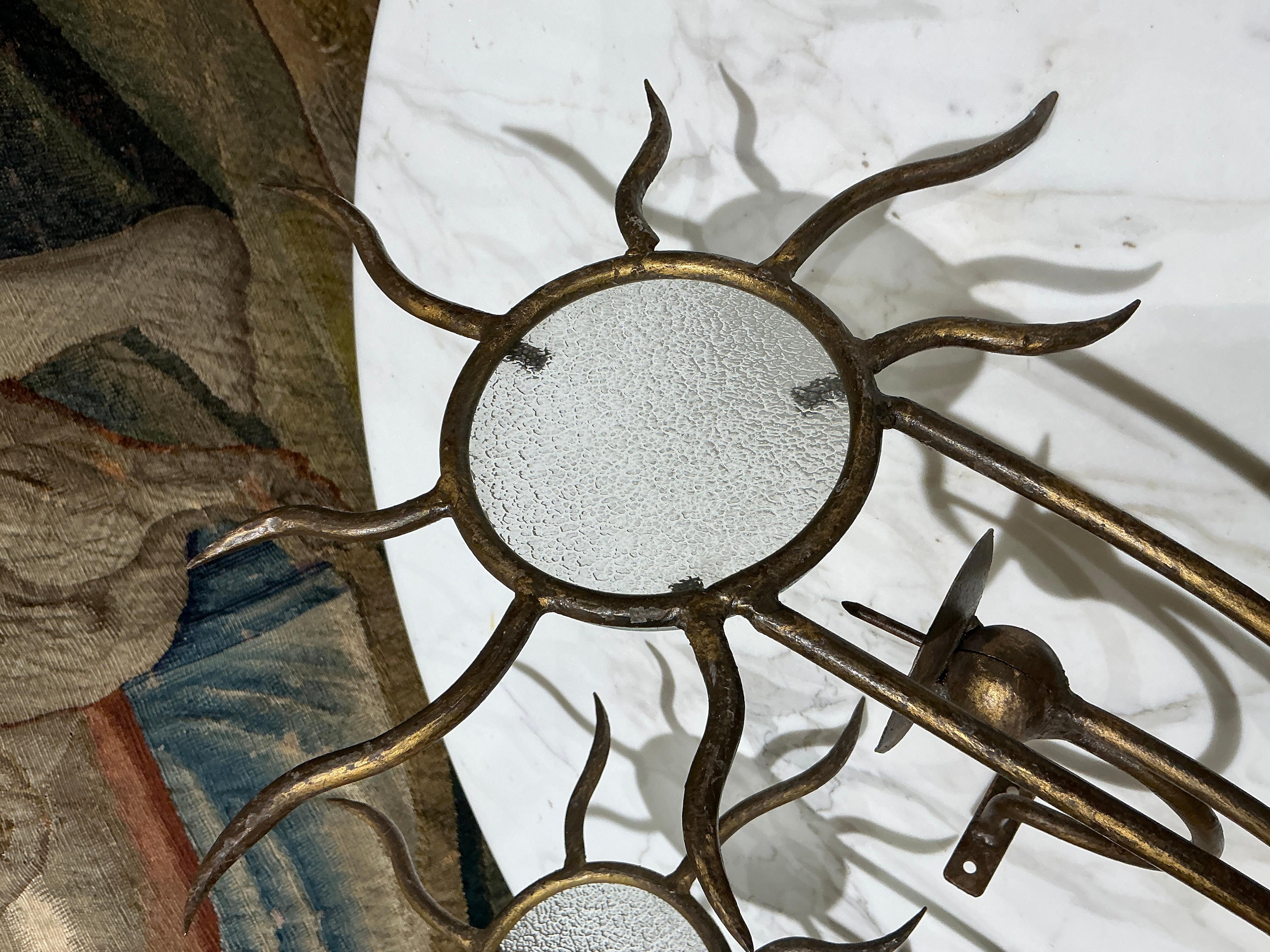 Français Paire d'appliques en fer doré, style Dubreuil, circa 1970 en vente