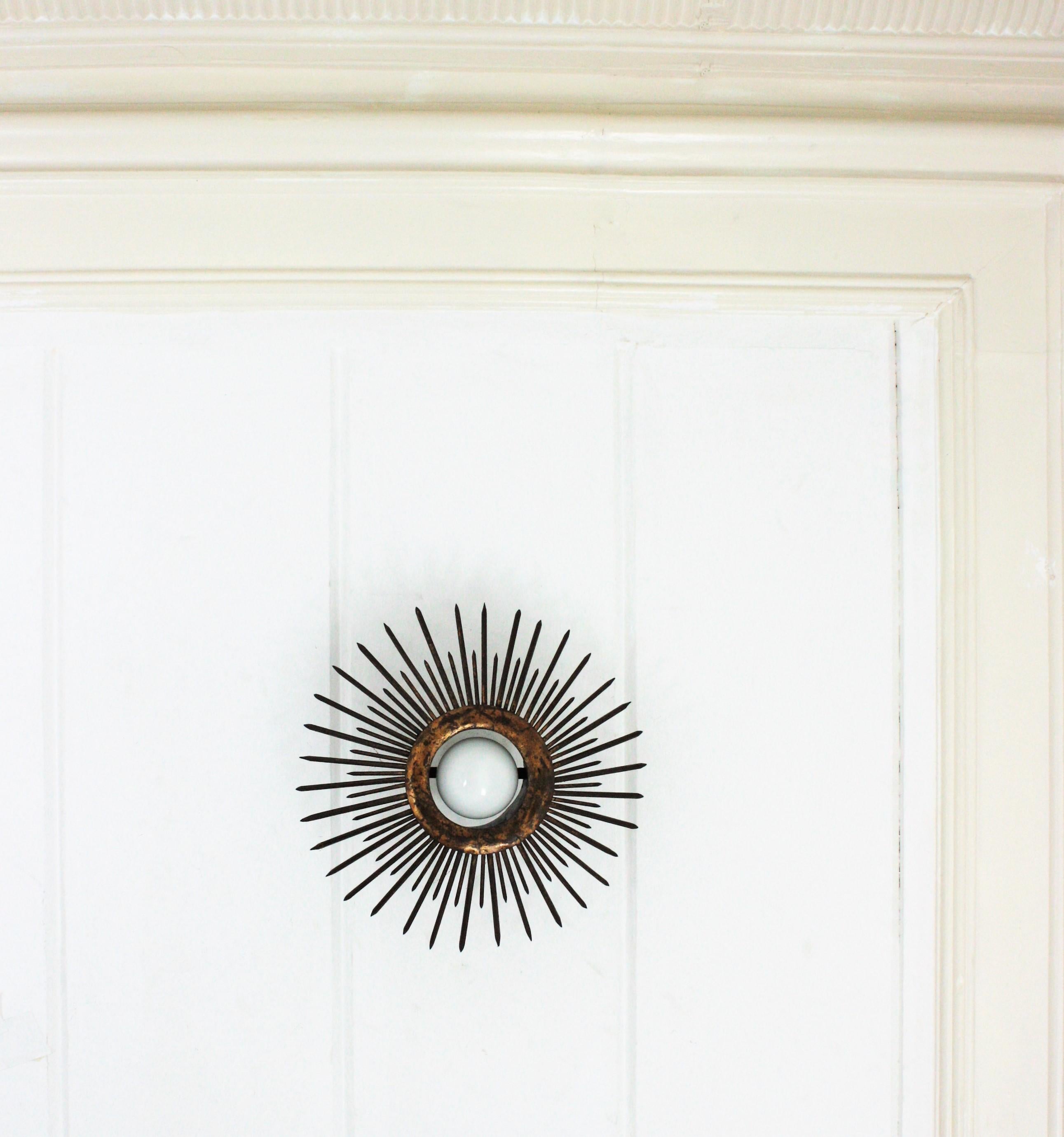 Paire de luminaires/pendentifs brutalistes Sunburst en fer doré avec motif à clous en vente 9