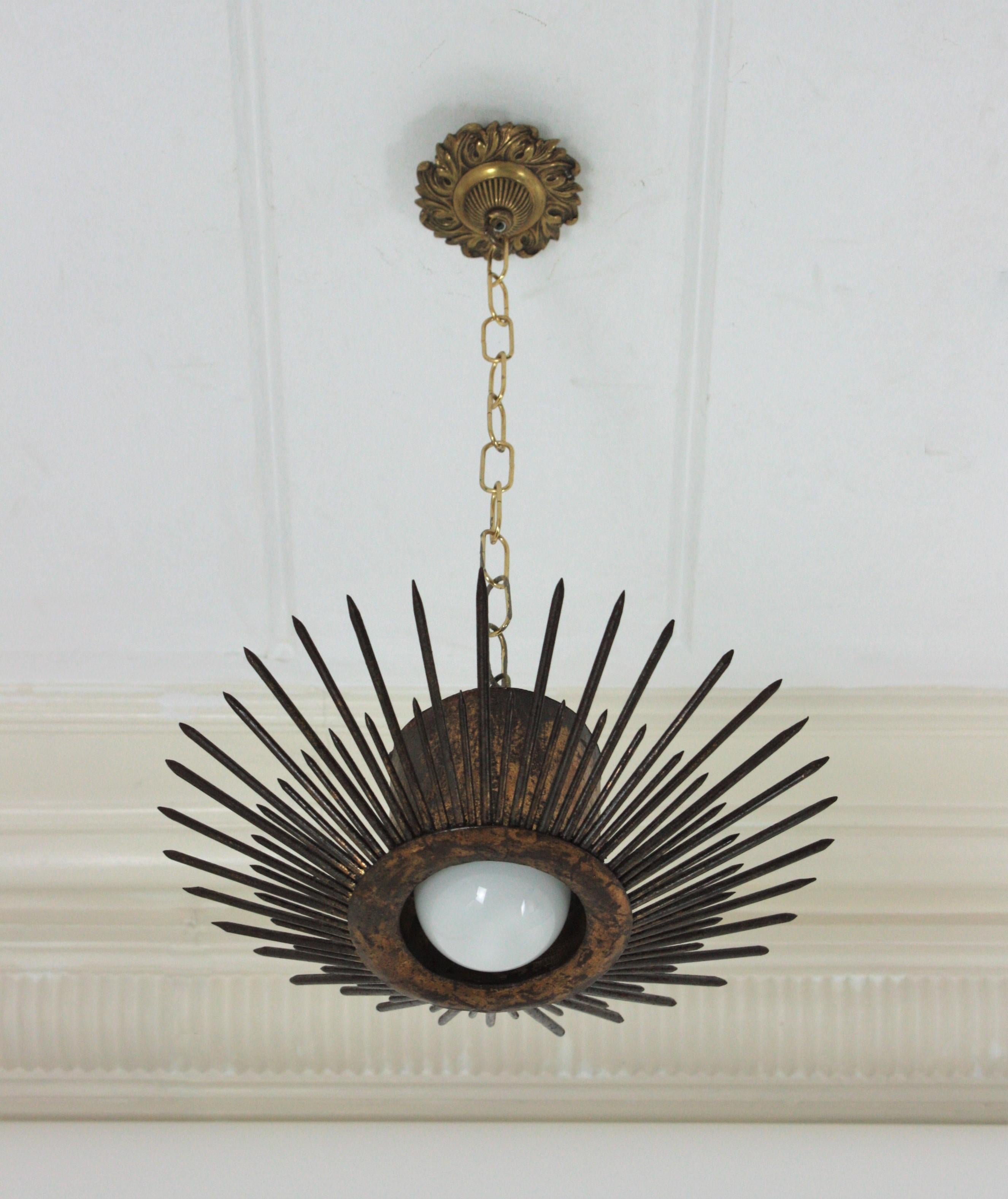 Paire de luminaires/pendentifs brutalistes Sunburst en fer doré avec motif à clous en vente 12