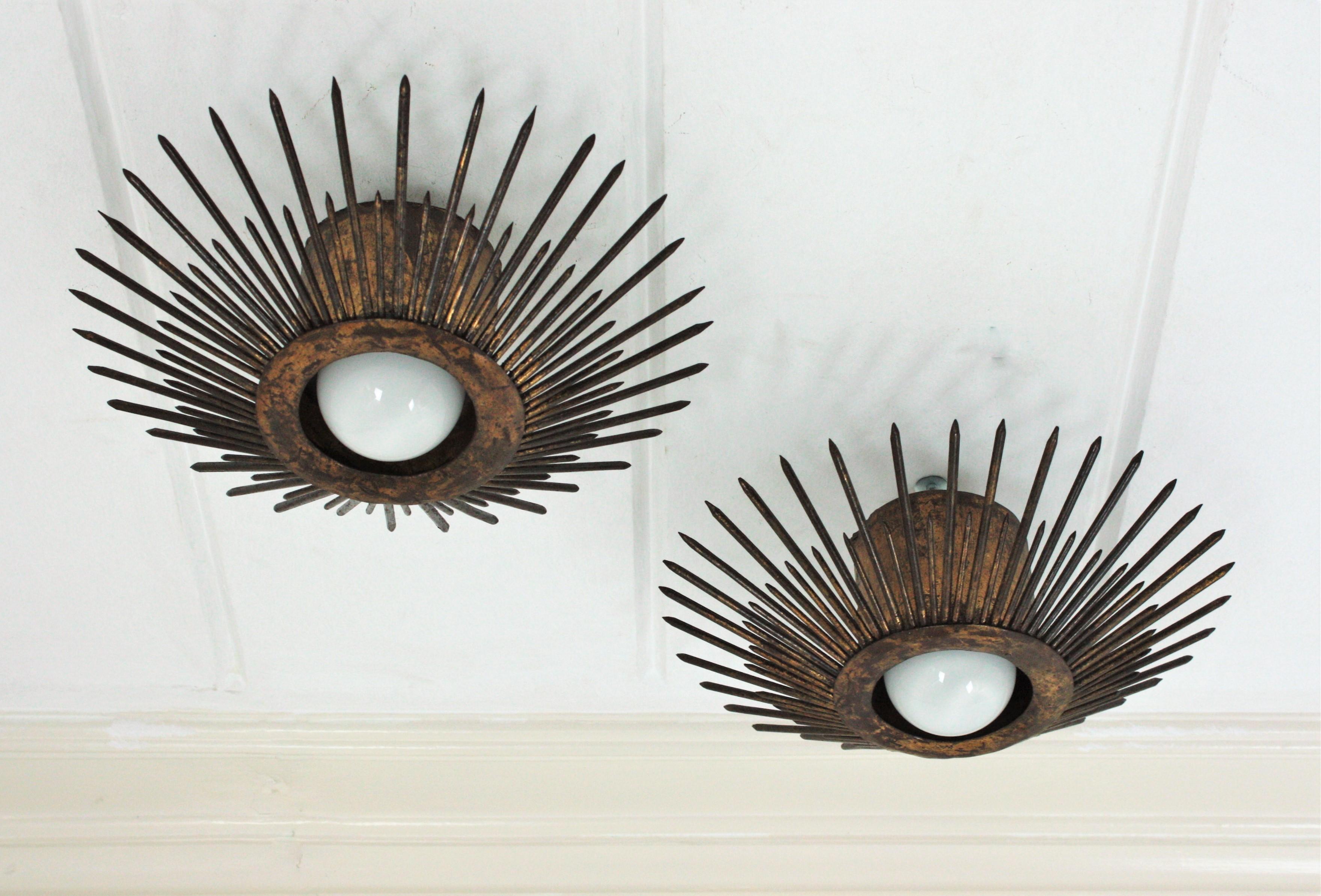 Paire de luminaires/pendentifs brutalistes Sunburst en fer doré avec motif à clous Bon état - En vente à Barcelona, ES
