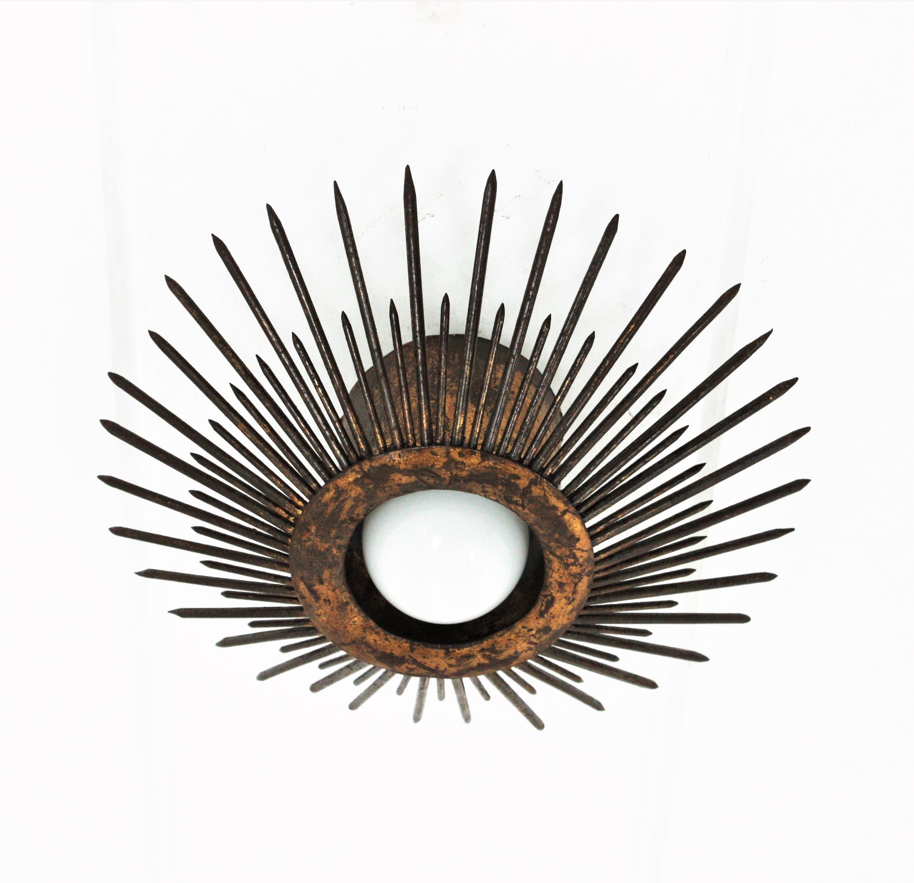 20ième siècle Paire de luminaires/pendentifs brutalistes Sunburst en fer doré avec motif à clous en vente