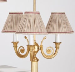 Pareja de lámparas de mesa doradas de tres brazos y tres pantallas, de fabricación italiana - Laudarte SRL