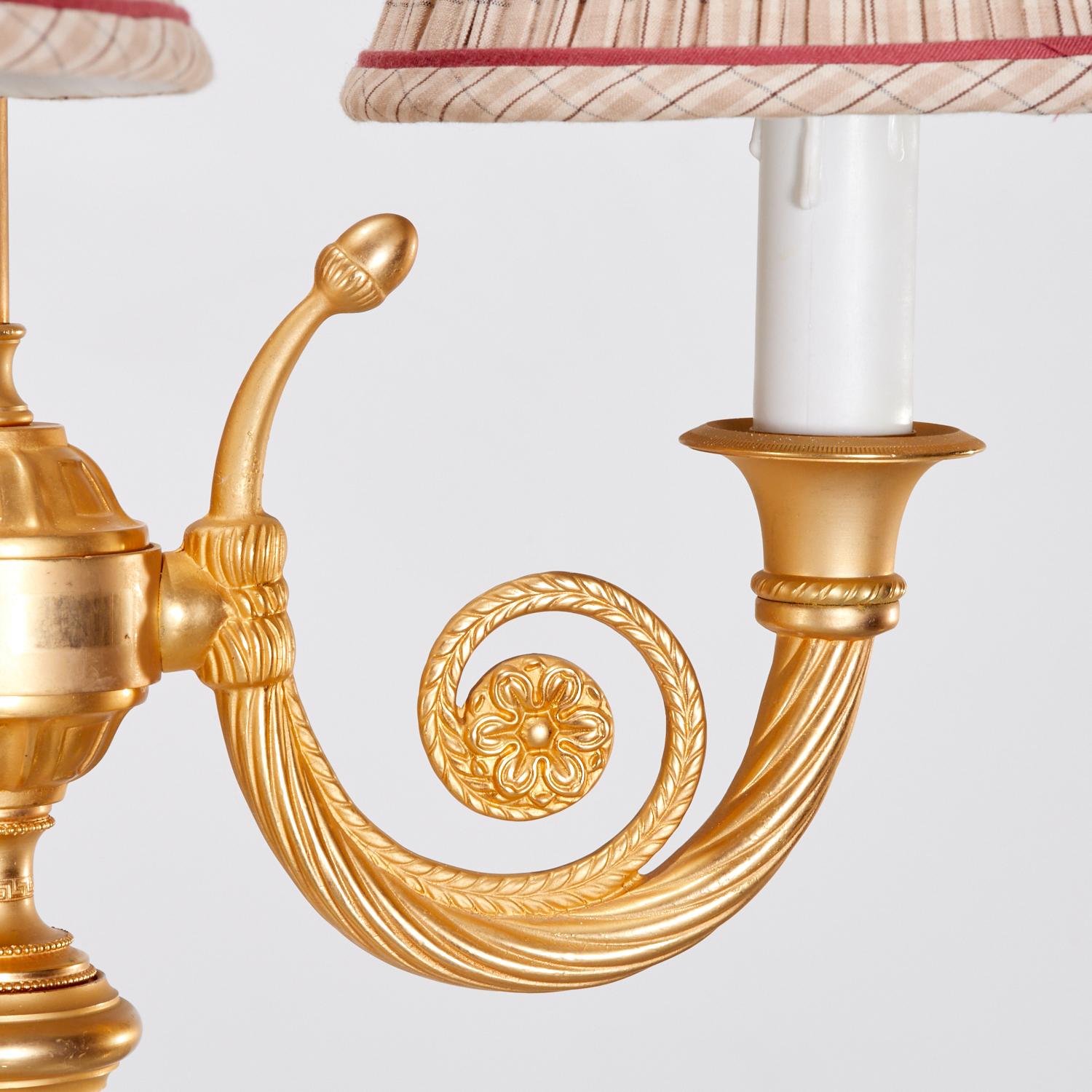 Paar vergoldete dreiarmige Tischlampen mit drei Schirmen aus italienischer Produktion - Laudarte SRL (Gegossen) im Angebot