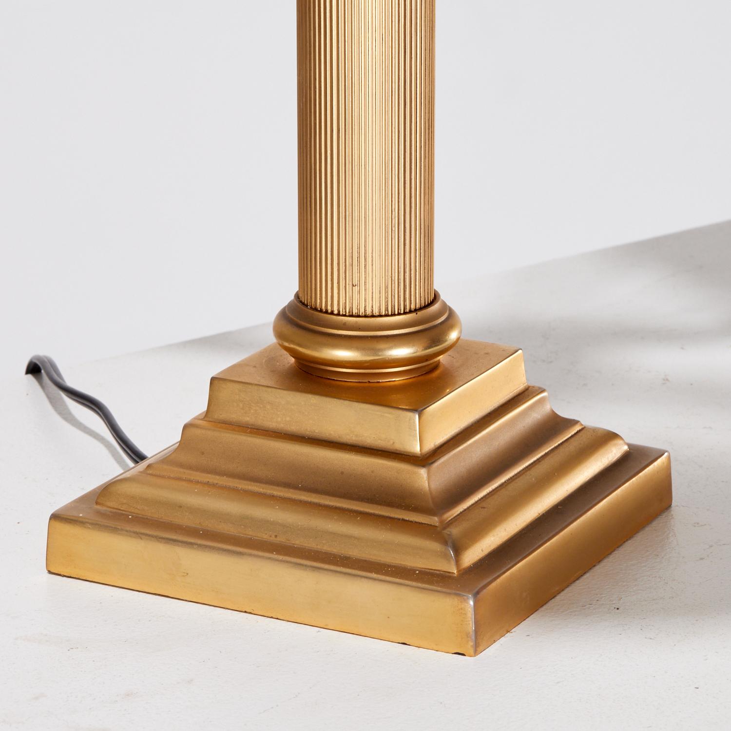 Paar vergoldete dreiarmige Tischlampen mit drei Schirmen aus italienischer Produktion - Laudarte SRL im Zustand „Gut“ im Angebot in Morristown, NJ