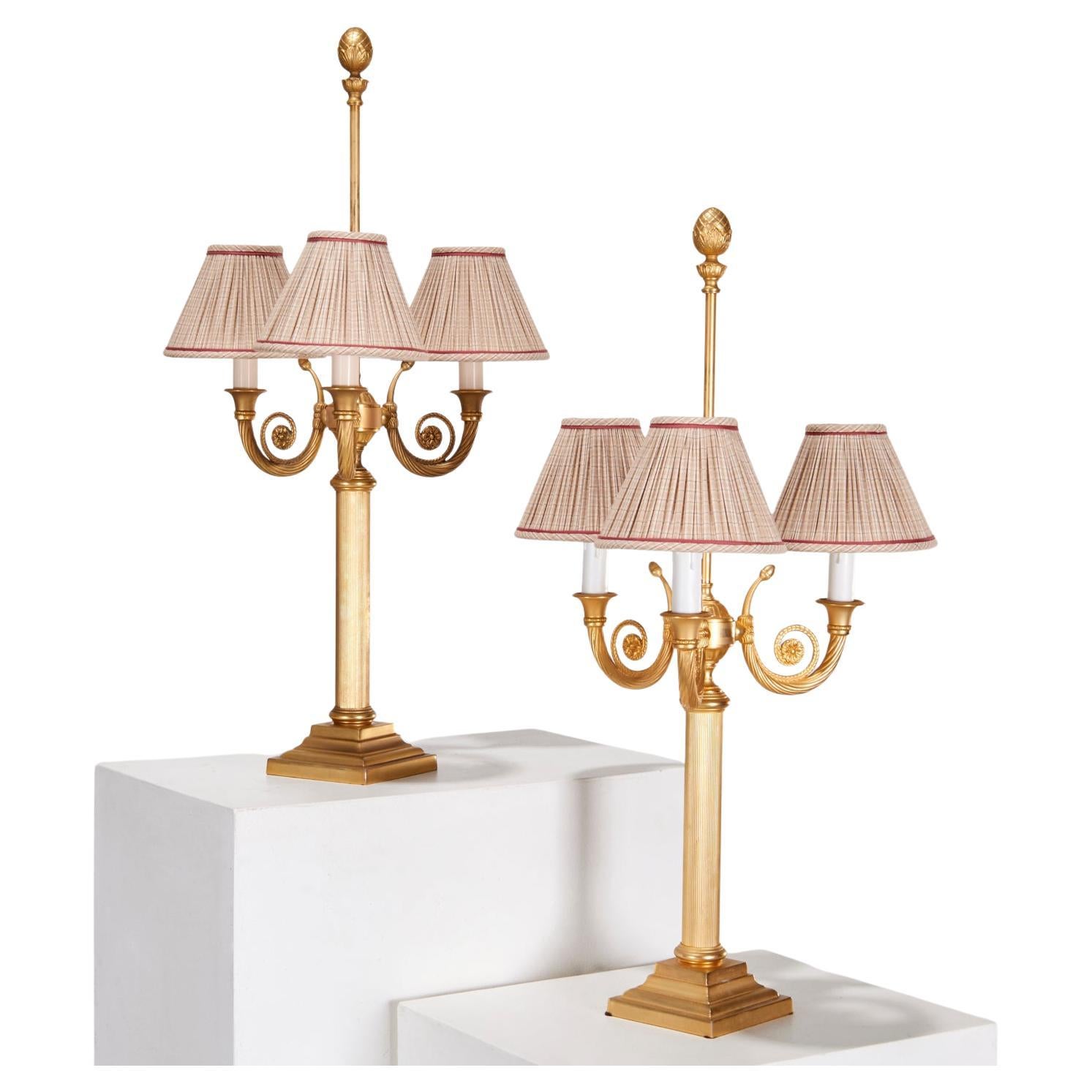 Paar vergoldete dreiarmige Tischlampen mit drei Schirmen aus italienischer Produktion - Laudarte SRL