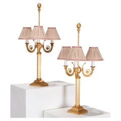 Paar vergoldete dreiarmige Tischlampen mit drei Schirmen aus italienischer Produktion - Laudarte SRL