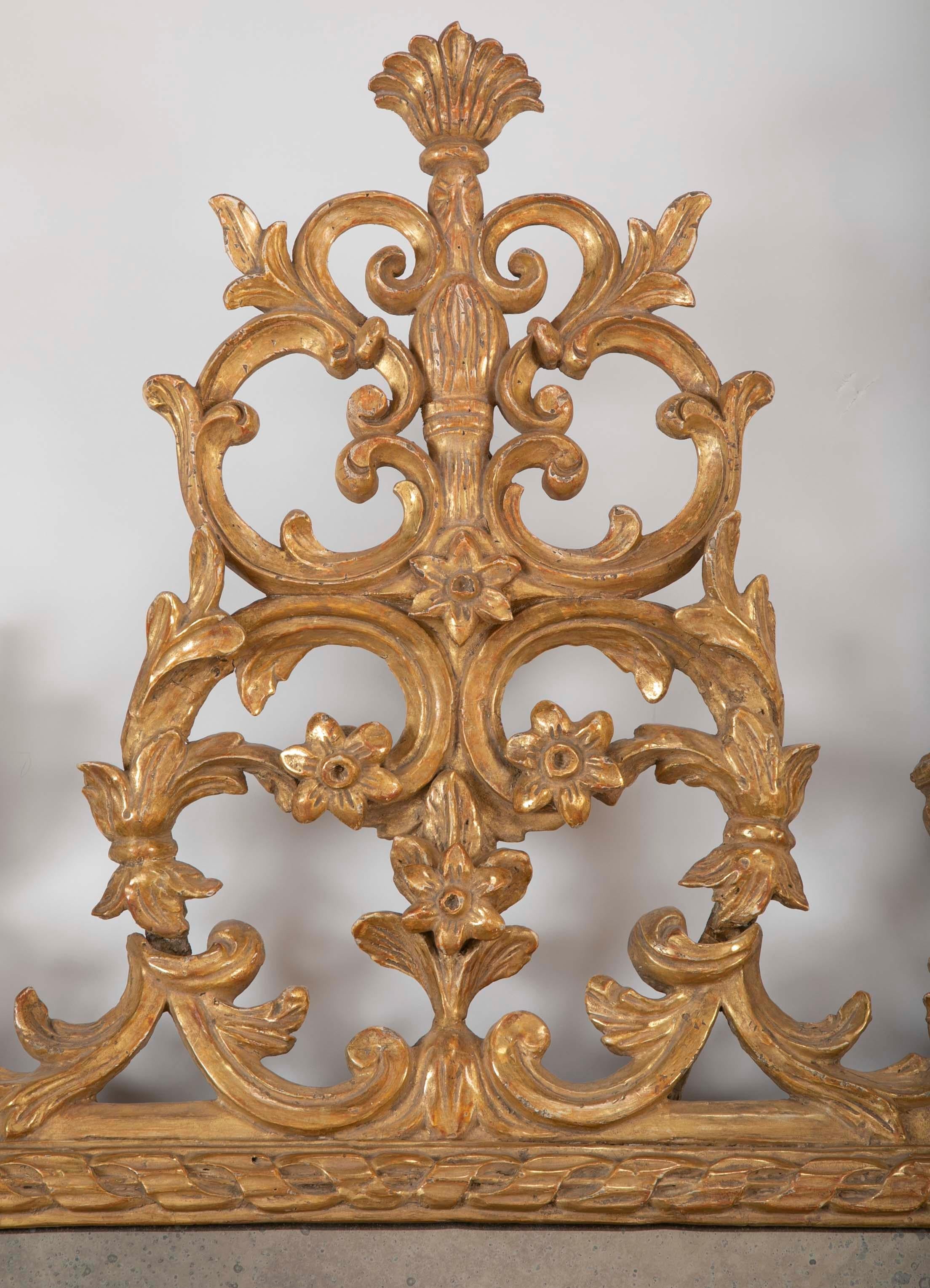 Paar vergoldete italienische neoklassizistische Spiegel (Holz) im Angebot