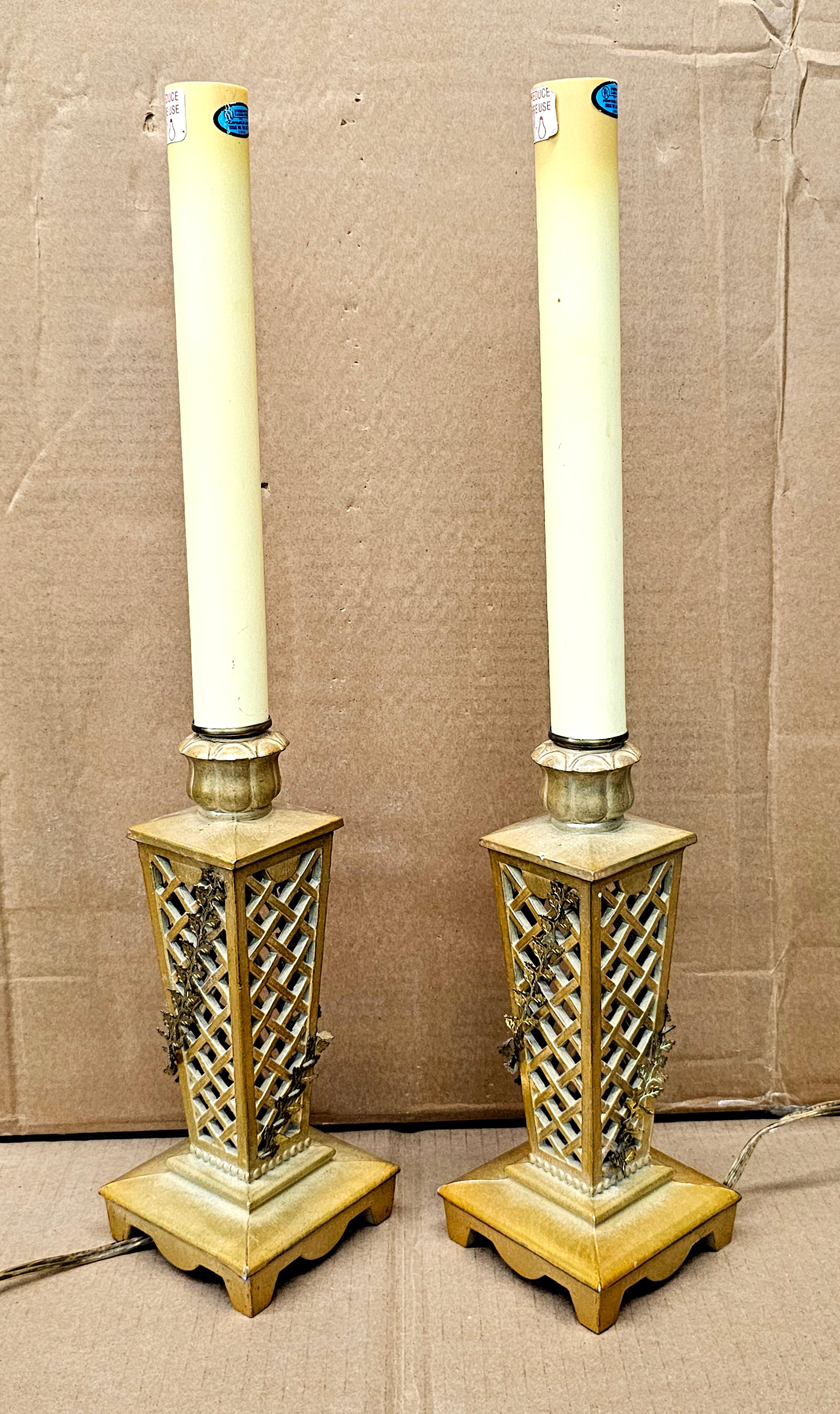 Paire de lampes chandelier Flowers en métal doré et laiton, probablement du milieu du 20e siècle, de style Hollywood Regency. 
Mesures  4