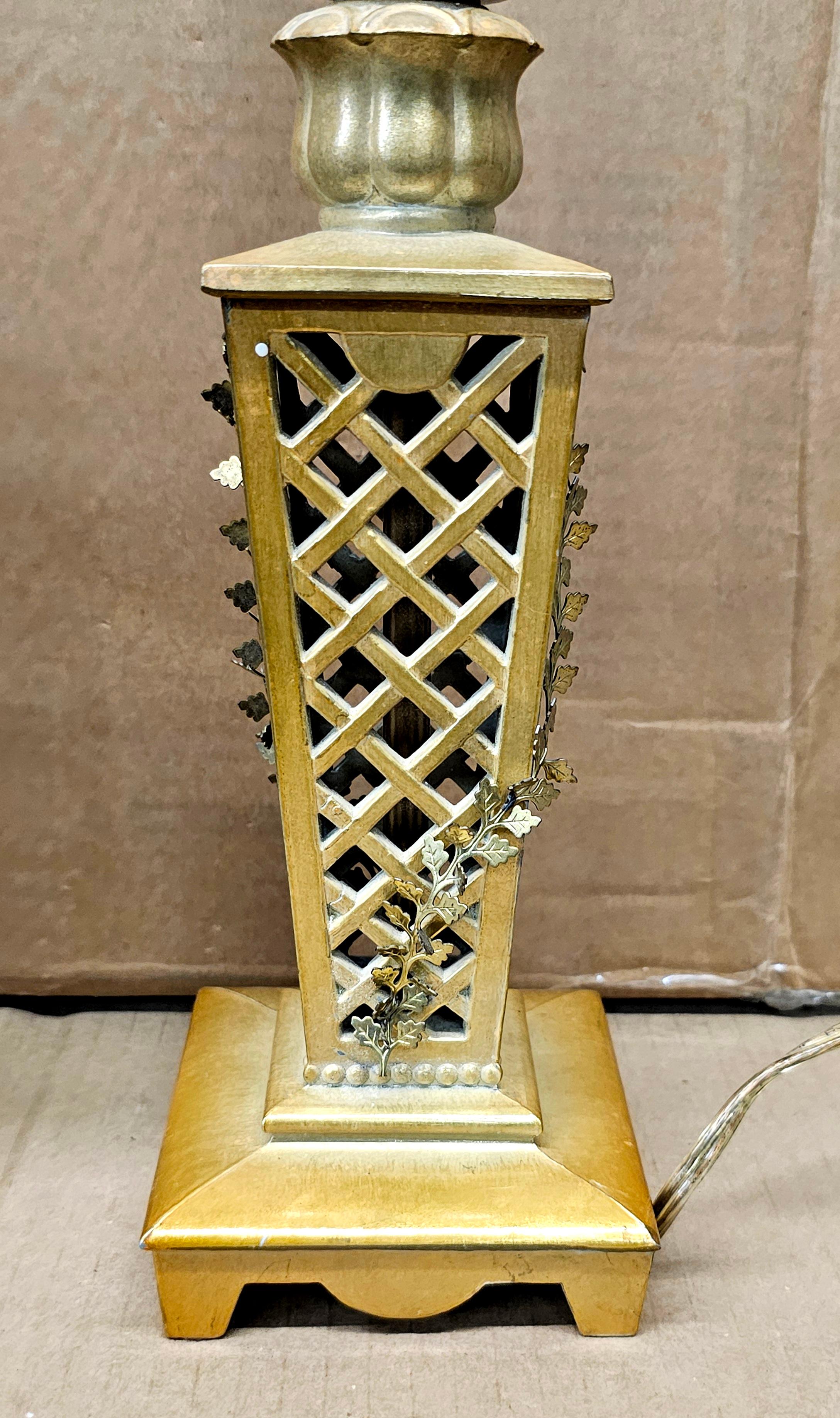 Hollywood Regency Paire de chandeliers à fleurs en métal doré et laiton montés comme lampes en vente