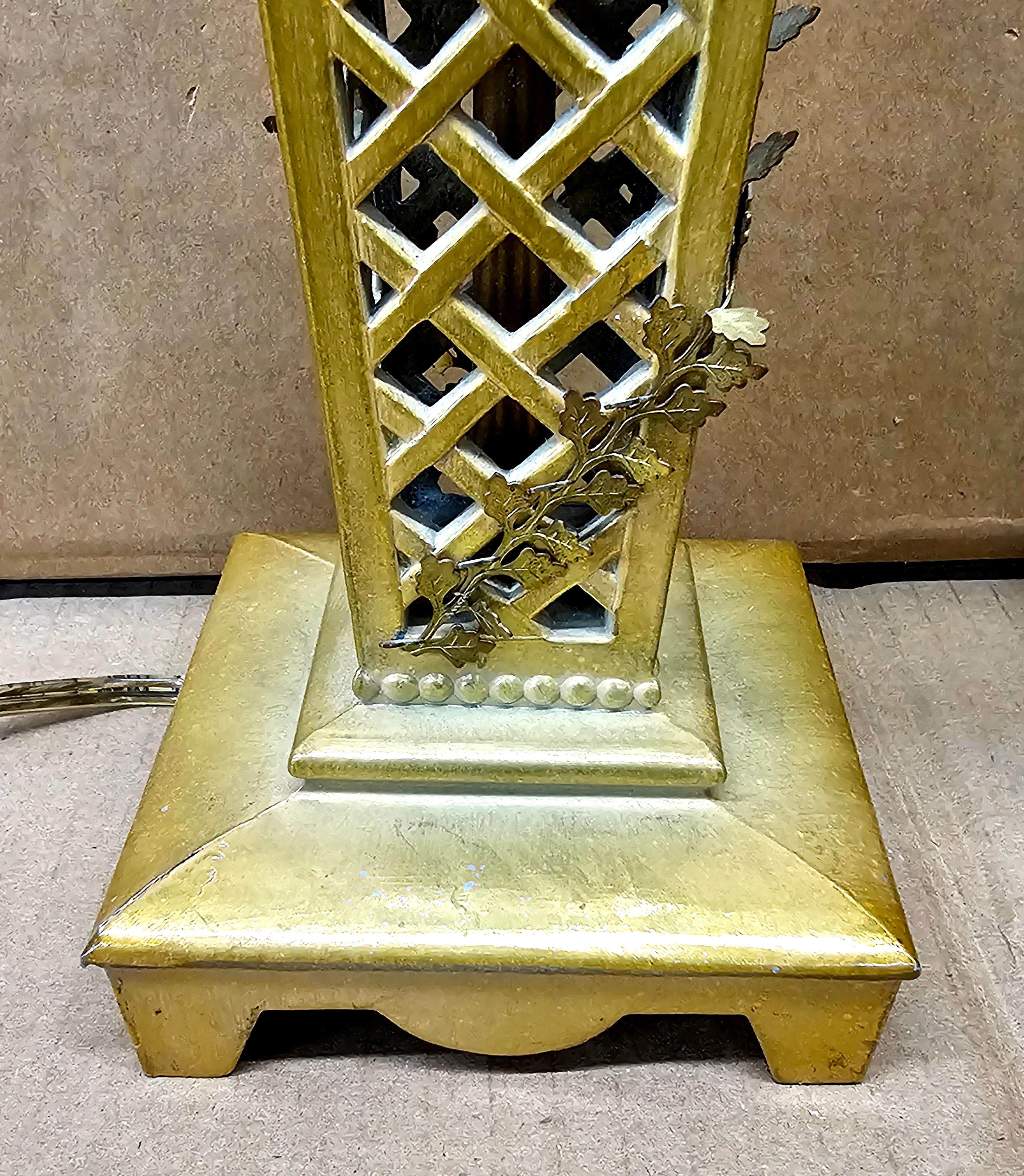 Inconnu Paire de chandeliers à fleurs en métal doré et laiton montés comme lampes en vente