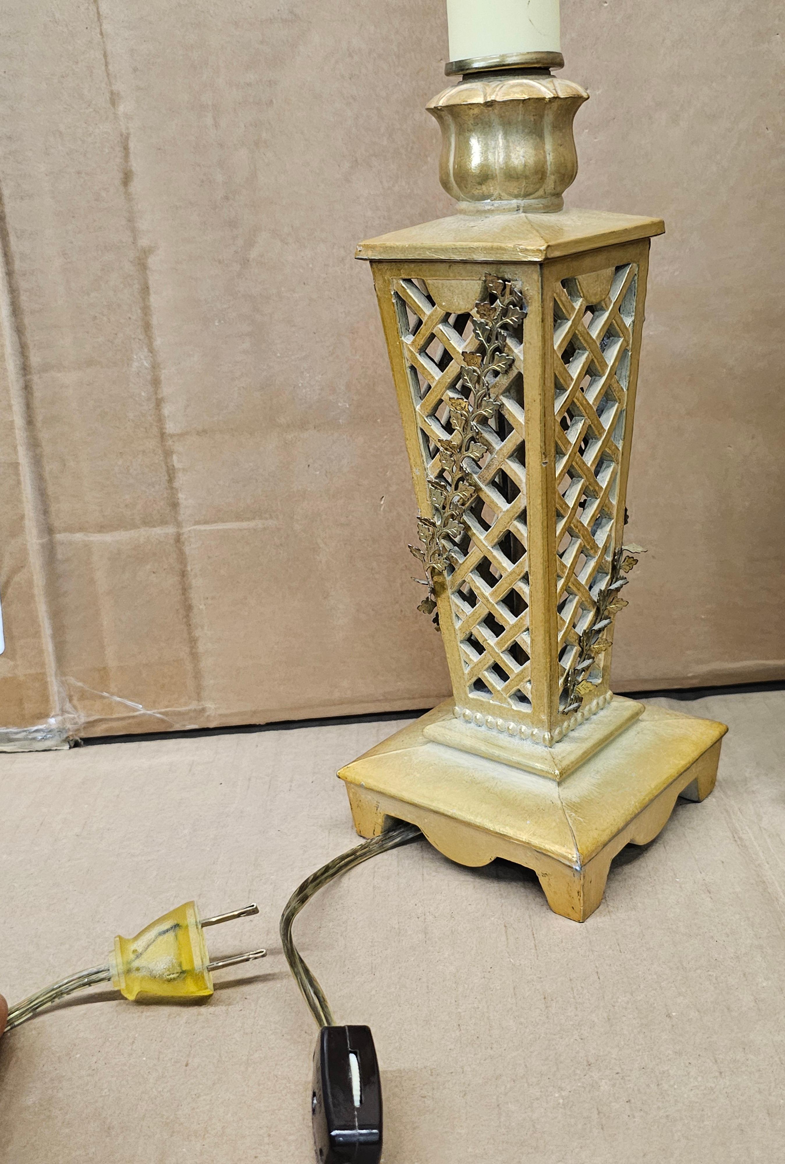 Doré Paire de chandeliers à fleurs en métal doré et laiton montés comme lampes en vente